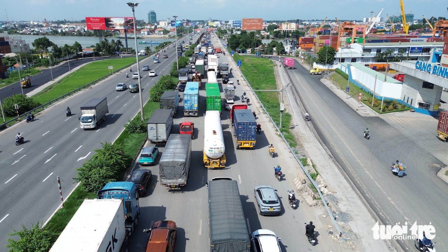 Kẹt xe nghiêm trọng kéo dài nhiều km trên xa lộ Hà Nội, người dân chật vật giữa dòng xe tải và container - Ảnh 11.