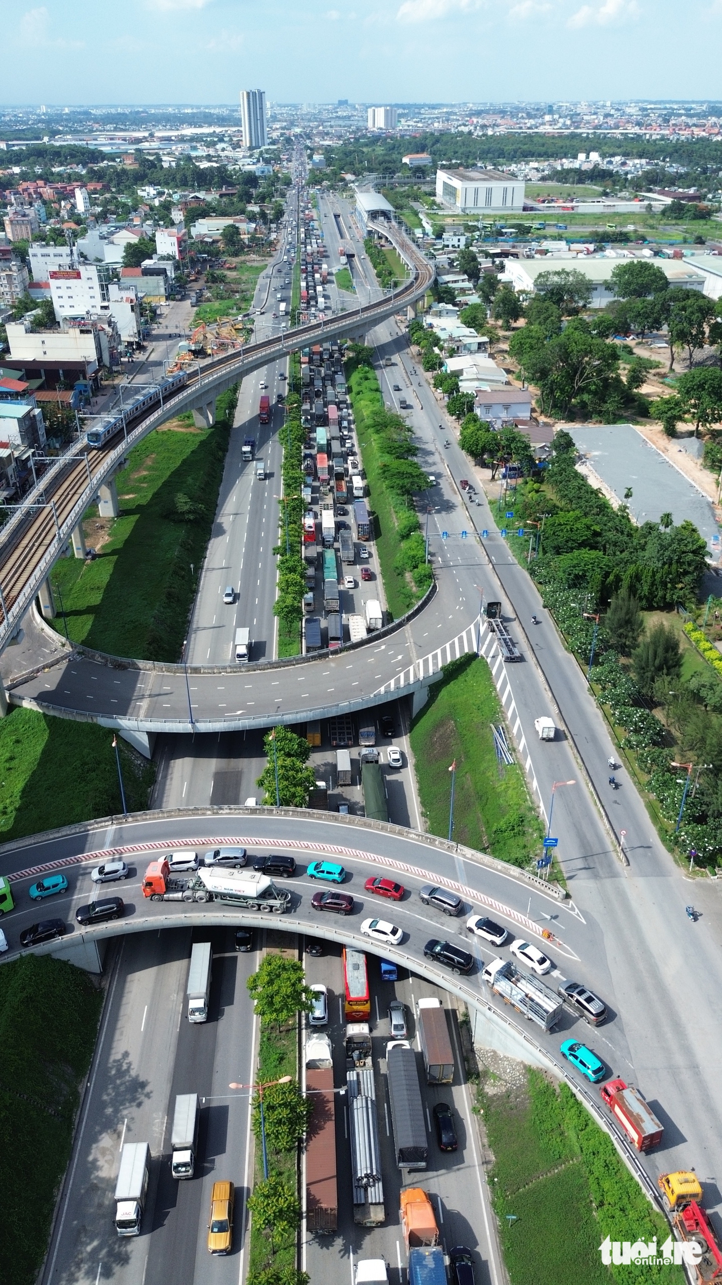 Kẹt xe nghiêm trọng kéo dài nhiều km trên xa lộ Hà Nội, người dân chật vật giữa dòng xe tải và container - Ảnh 13.
