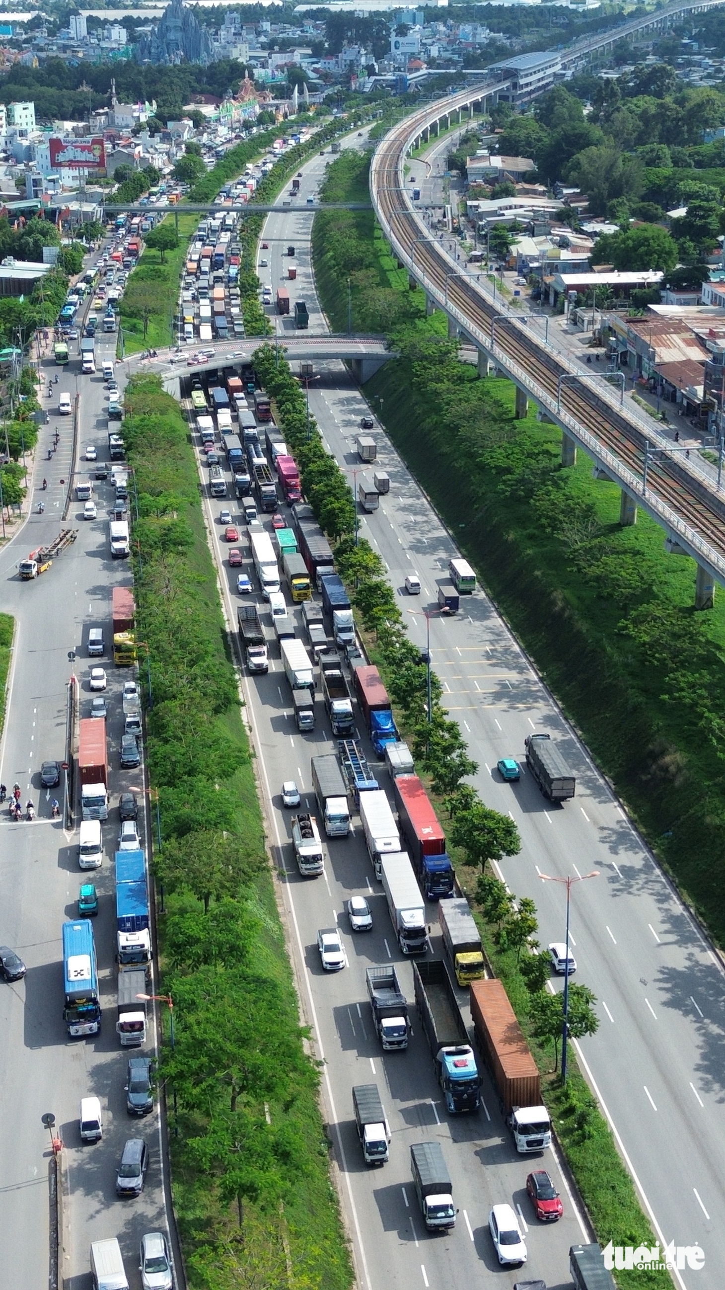Kẹt xe nghiêm trọng kéo dài nhiều km trên xa lộ Hà Nội, người dân chật vật giữa dòng xe tải và container - Ảnh 14.