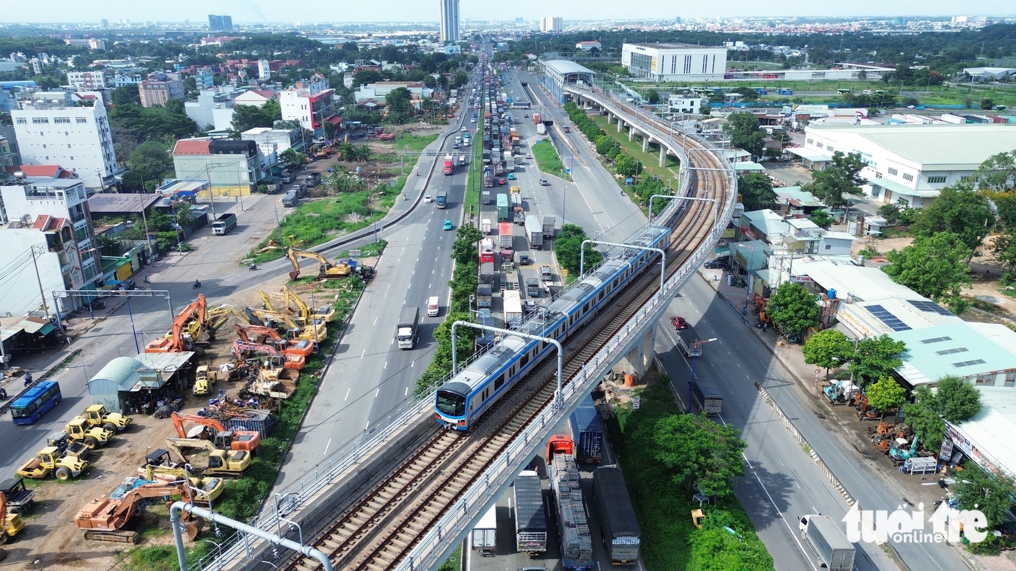 Kẹt xe nghiêm trọng kéo dài nhiều km trên xa lộ Hà Nội, người dân chật vật giữa dòng xe tải và container - Ảnh 15.