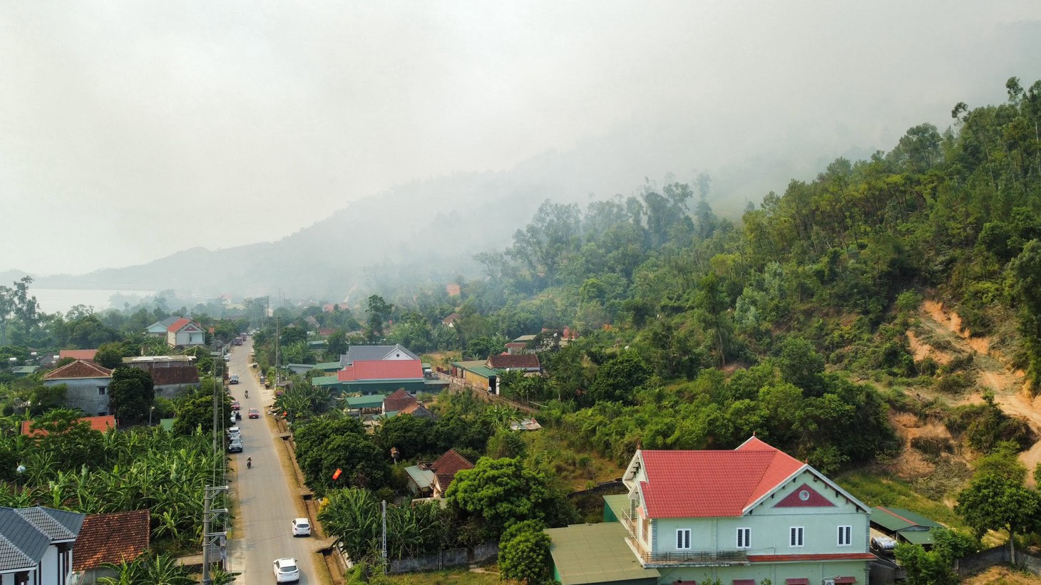 Bộ đội, công an căng mình chữa cháy rừng trong 'chảo lửa' - Ảnh 5.
