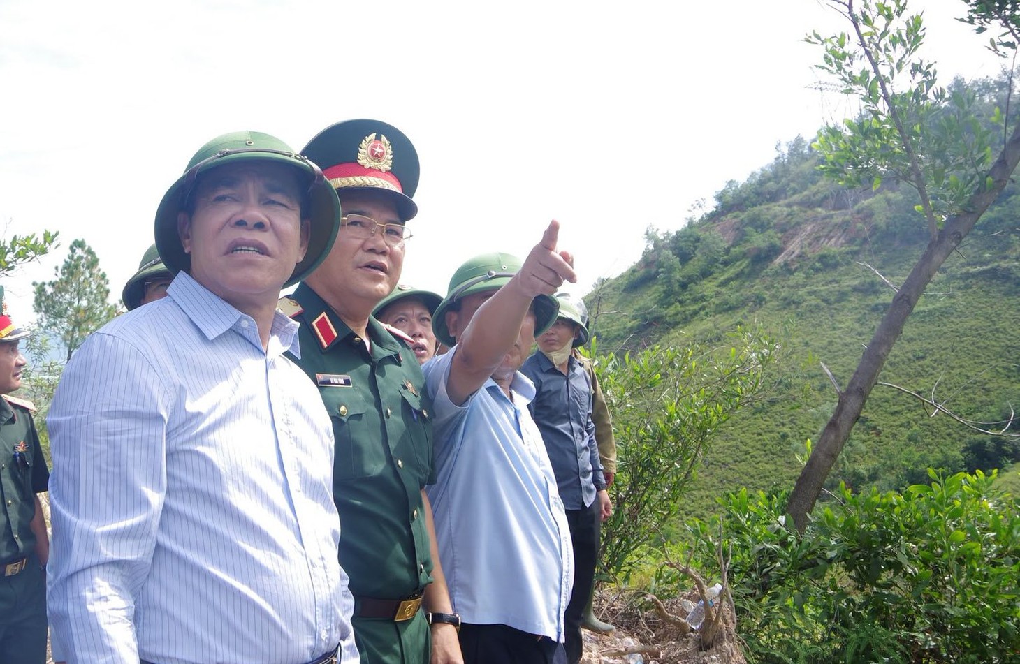 Bộ đội, công an căng mình chữa cháy rừng trong 'chảo lửa' - Ảnh 2.