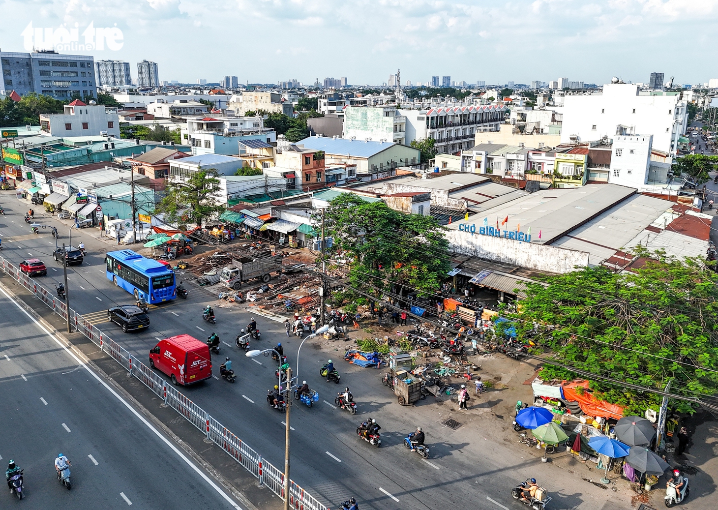 Dọc quốc lộ 13, nhà cửa liên tiếp tháo dỡ để nhường chỗ mở rộng đường - Ảnh 4.