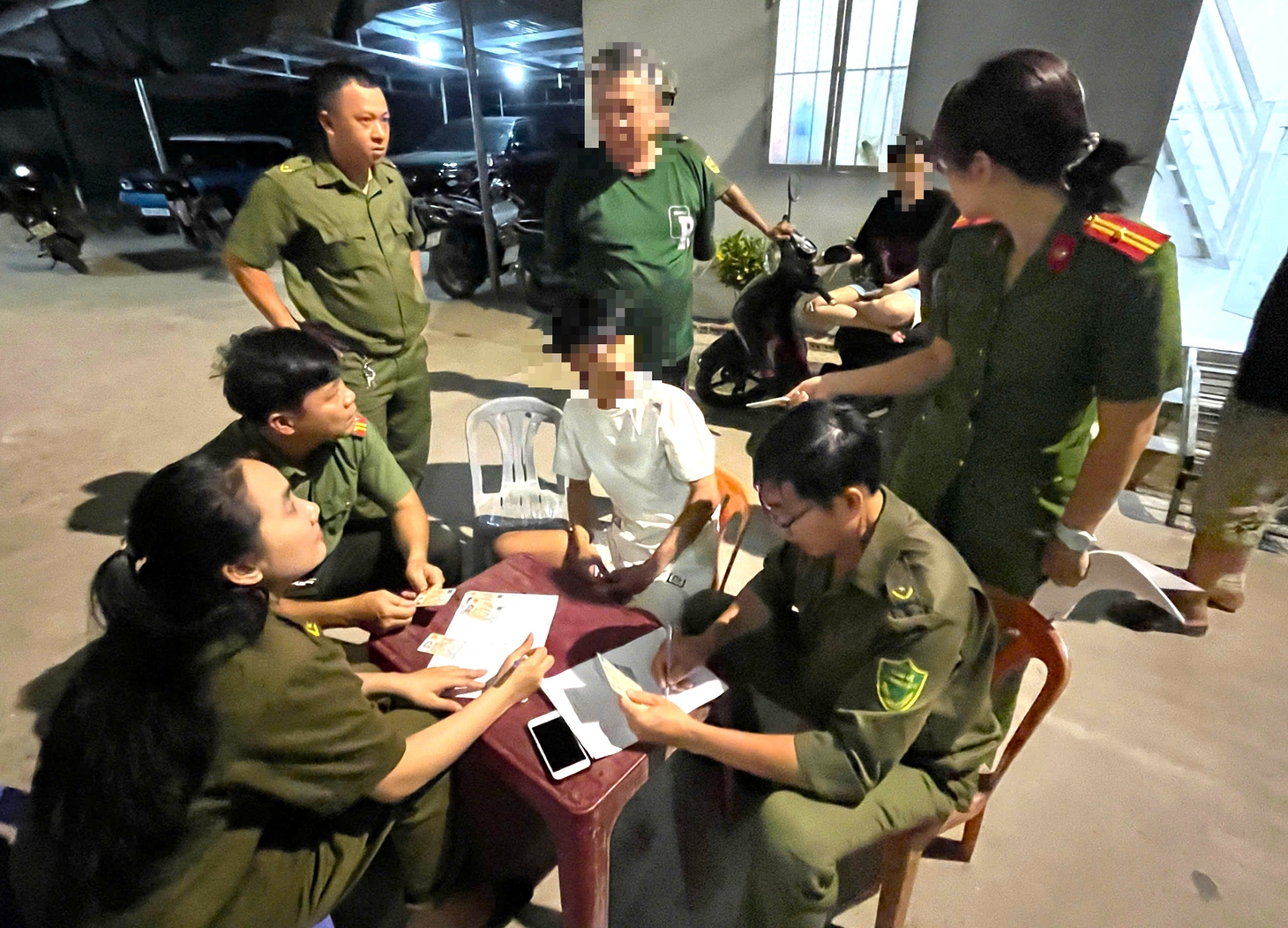Theo chân công an phường gõ cửa từng phòng trọ xét nghiệm ma túy trong cộng đồng - Ảnh 4.