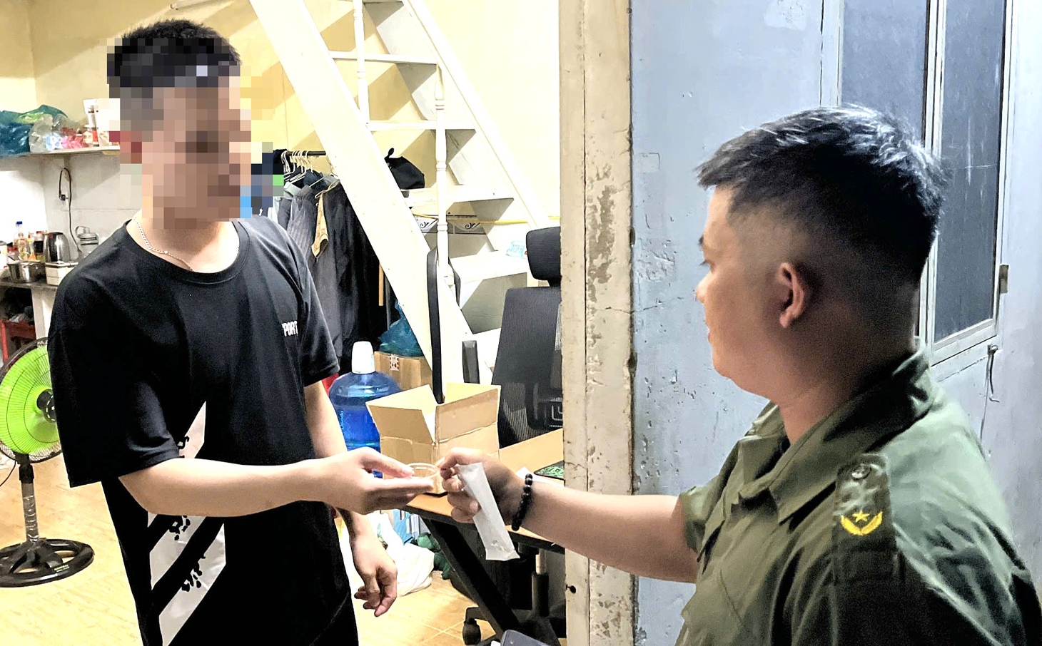 Theo chân công an phường gõ cửa từng phòng trọ xét nghiệm ma túy trong cộng đồng - Ảnh 6.