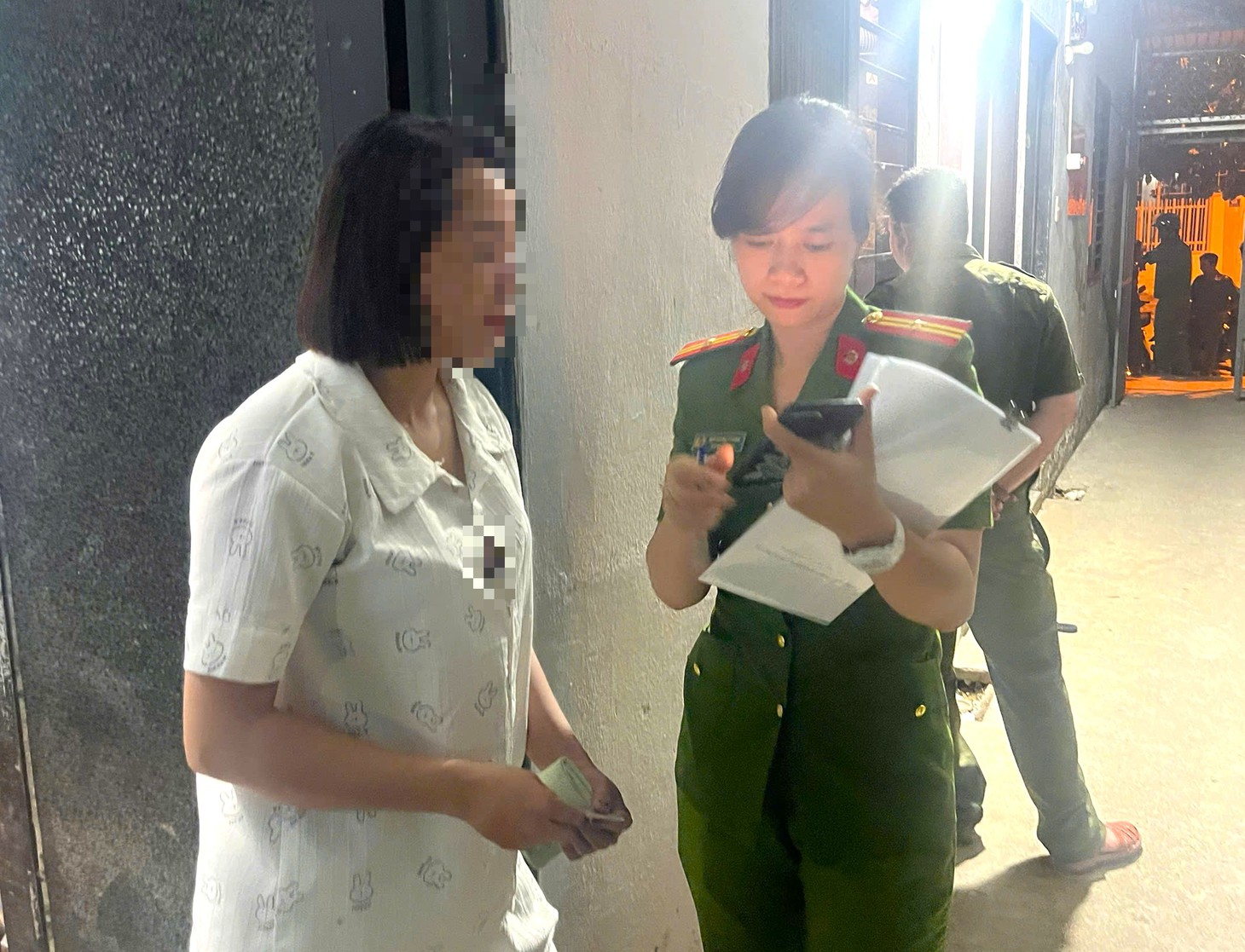 Theo chân công an phường gõ cửa từng phòng trọ xét nghiệm ma túy trong cộng đồng - Ảnh 7.
