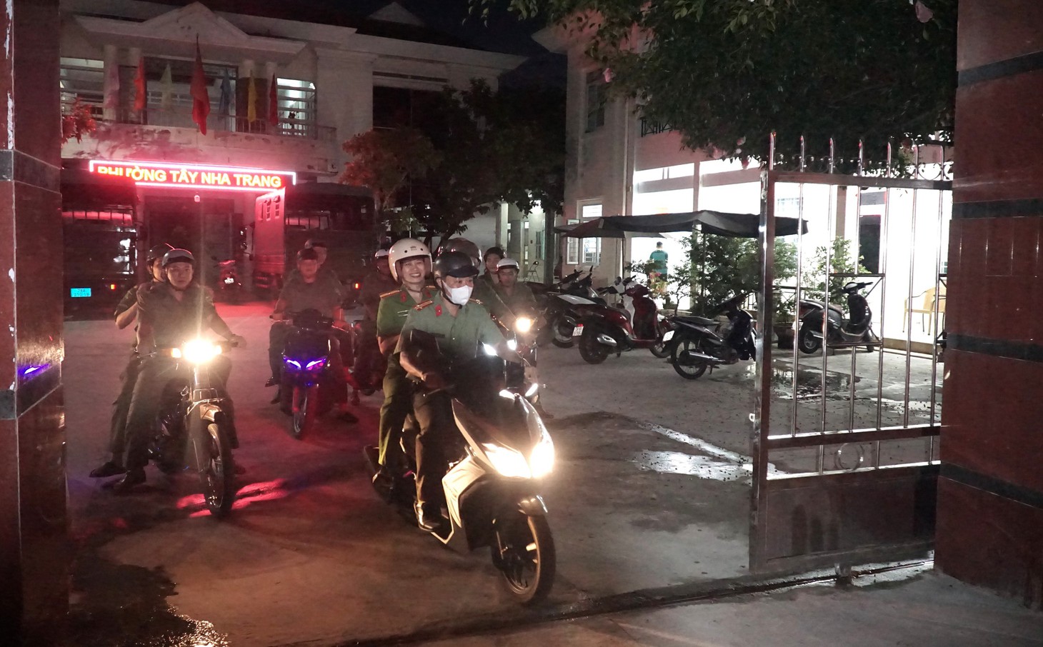 Theo chân công an phường gõ cửa từng phòng trọ xét nghiệm ma túy trong cộng đồng - Ảnh 2.
