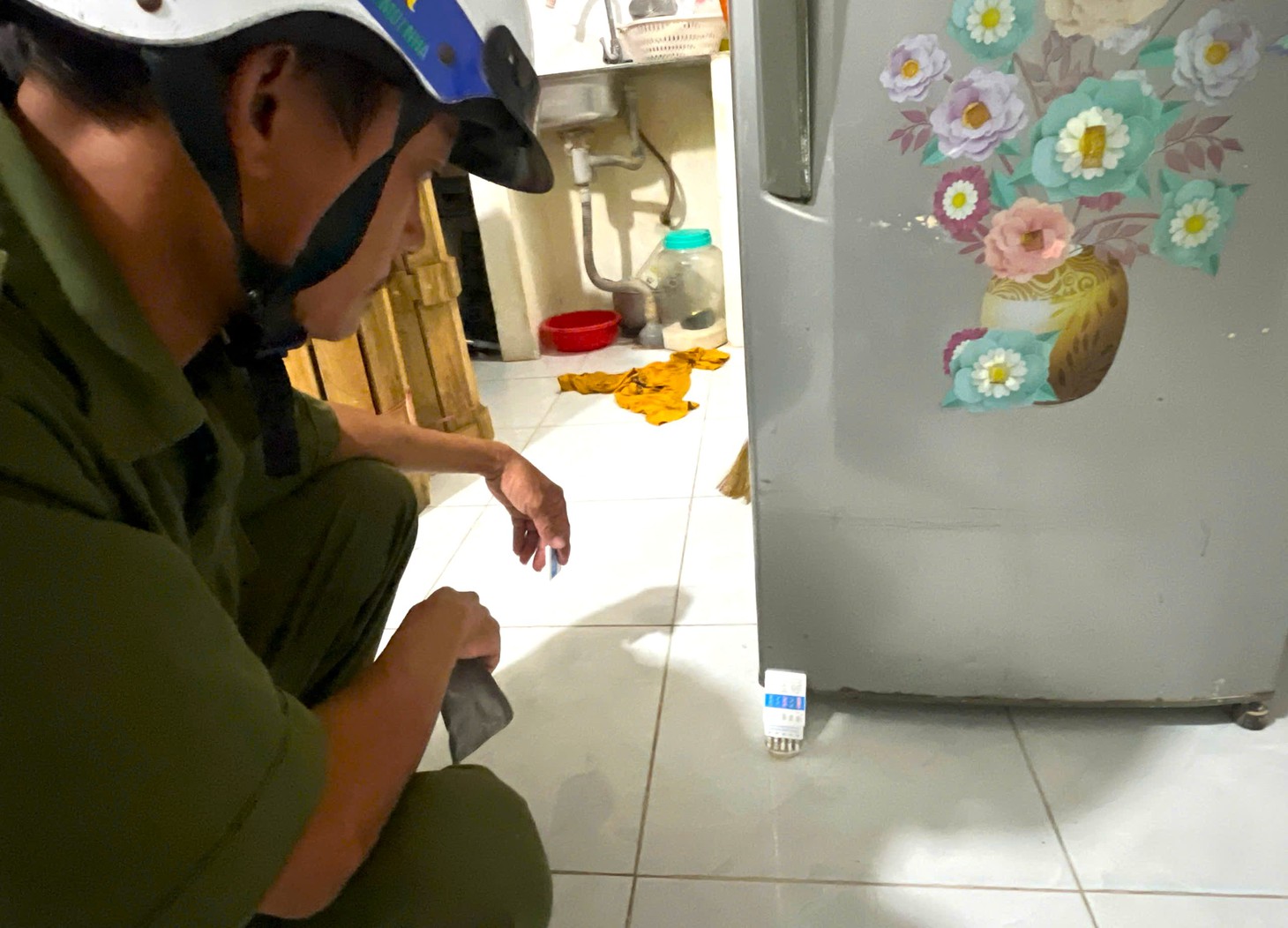 Theo chân công an phường gõ cửa từng phòng trọ xét nghiệm ma túy trong cộng đồng - Ảnh 3.