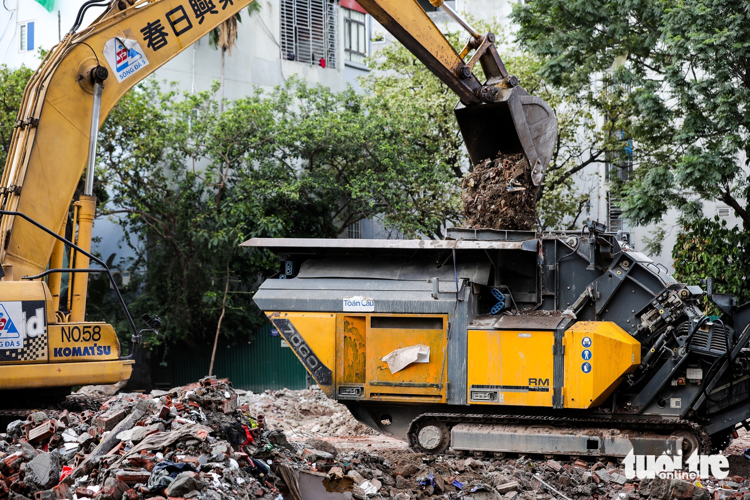 'Mục sở thị' máy nghiền di động biến rác thải xây dựng thành tài nguyên ở Hà Nội - Ảnh 3.