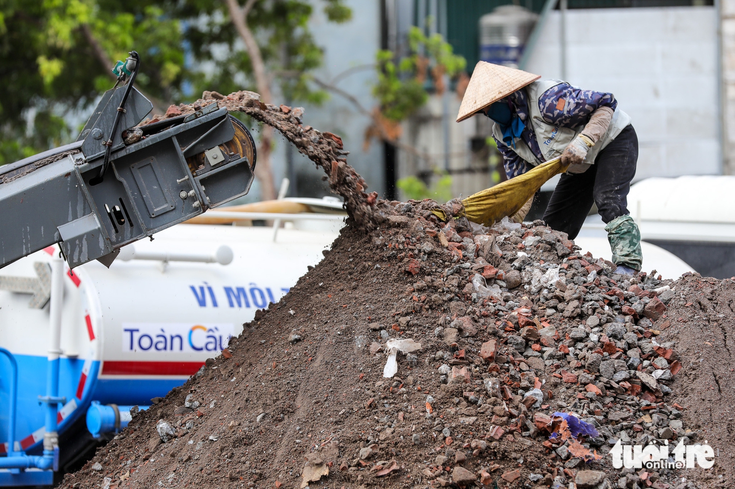 'Mục sở thị' máy nghiền di động biến rác thải xây dựng thành tài nguyên ở Hà Nội - Ảnh 4.