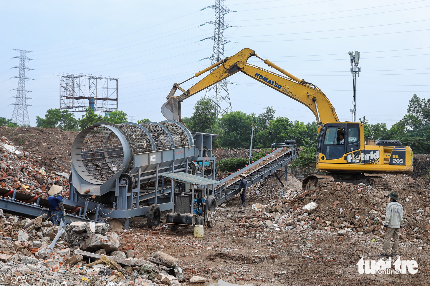 'Mục sở thị' máy nghiền di động biến rác thải xây dựng thành tài nguyên ở Hà Nội - Ảnh 9.