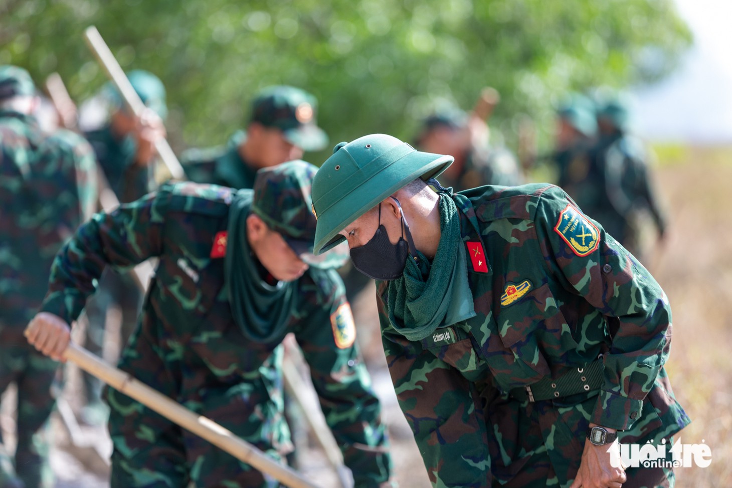 Lực lượng chữa cháy nỗ lực dập lửa cháy rừng ven biển Quảng Trị giữa nắng nóng gay gắt - Ảnh 9.