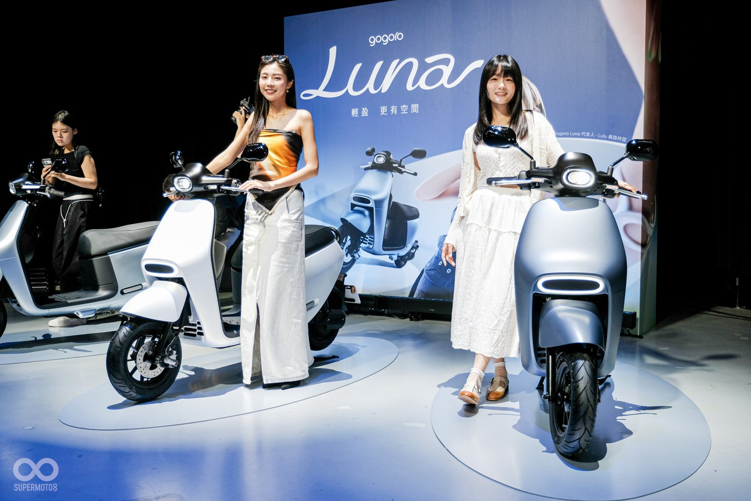 Hãng xe sắp vào Việt Nam ra mắt xe máy điện giá ngang Honda SH Mode, sàn để vừa vali 28inch, khay để cốc - Ảnh 13.