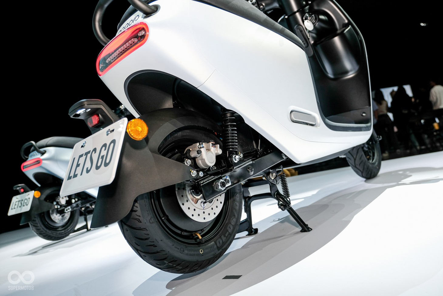 Hãng xe sắp vào Việt Nam ra mắt xe máy điện giá ngang Honda SH Mode, sàn để vừa vali 28inch, khay để cốc - Ảnh 11.