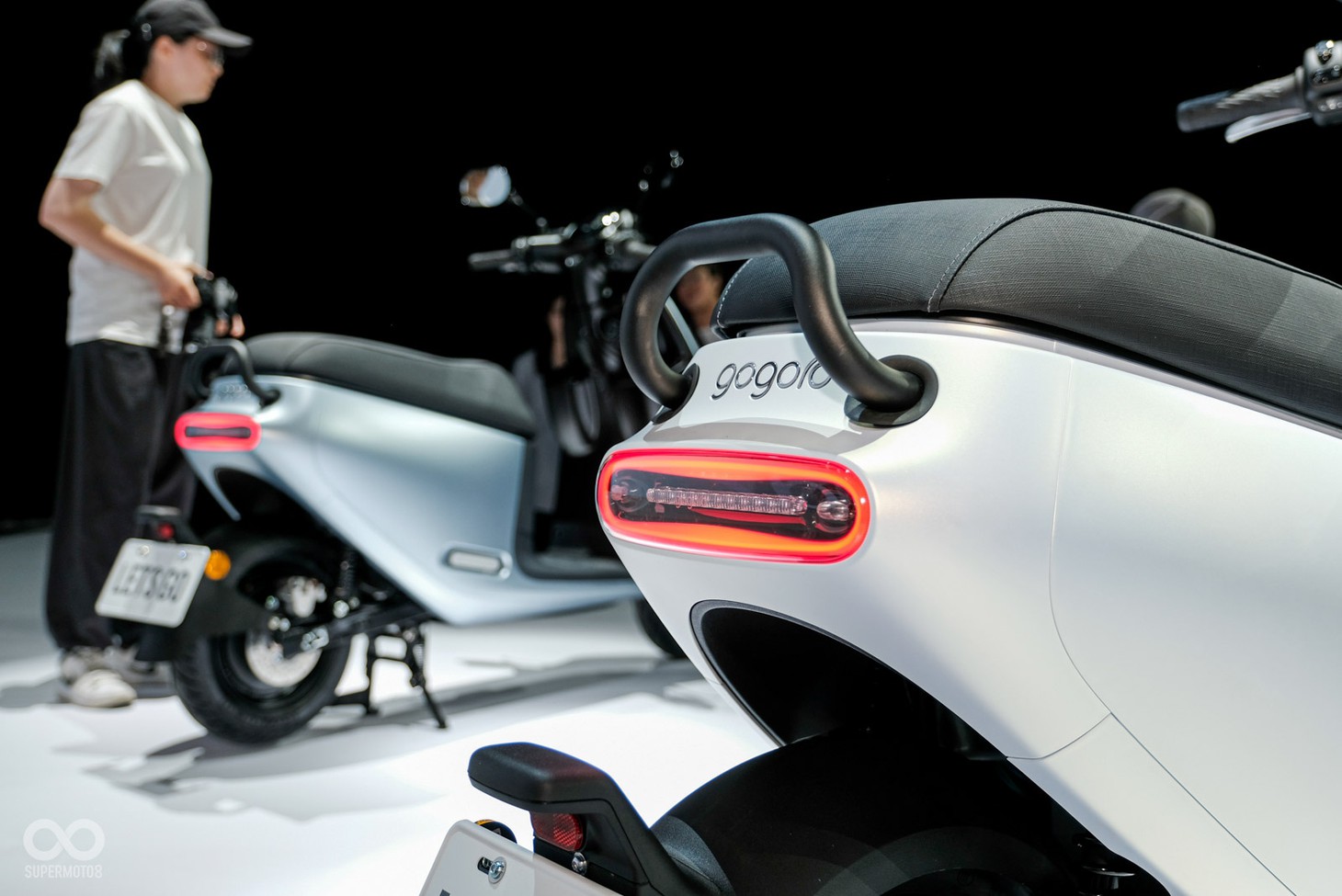 Hãng xe sắp vào Việt Nam ra mắt xe máy điện giá ngang Honda SH Mode, sàn để vừa vali 28inch, khay để cốc - Ảnh 12.