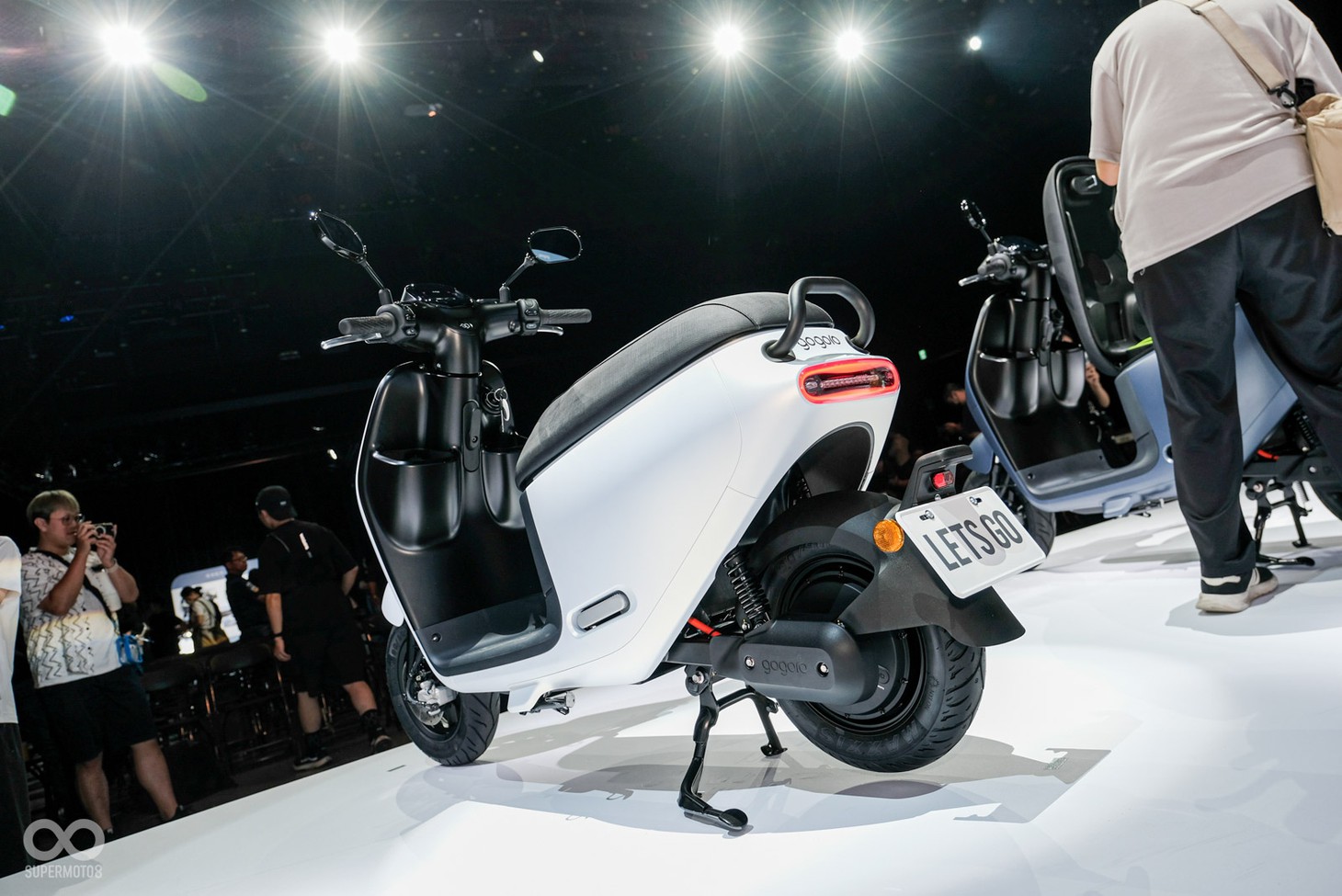 Hãng xe sắp vào Việt Nam ra mắt xe máy điện giá ngang Honda SH Mode, sàn để vừa vali 28inch, khay để cốc - Ảnh 16.