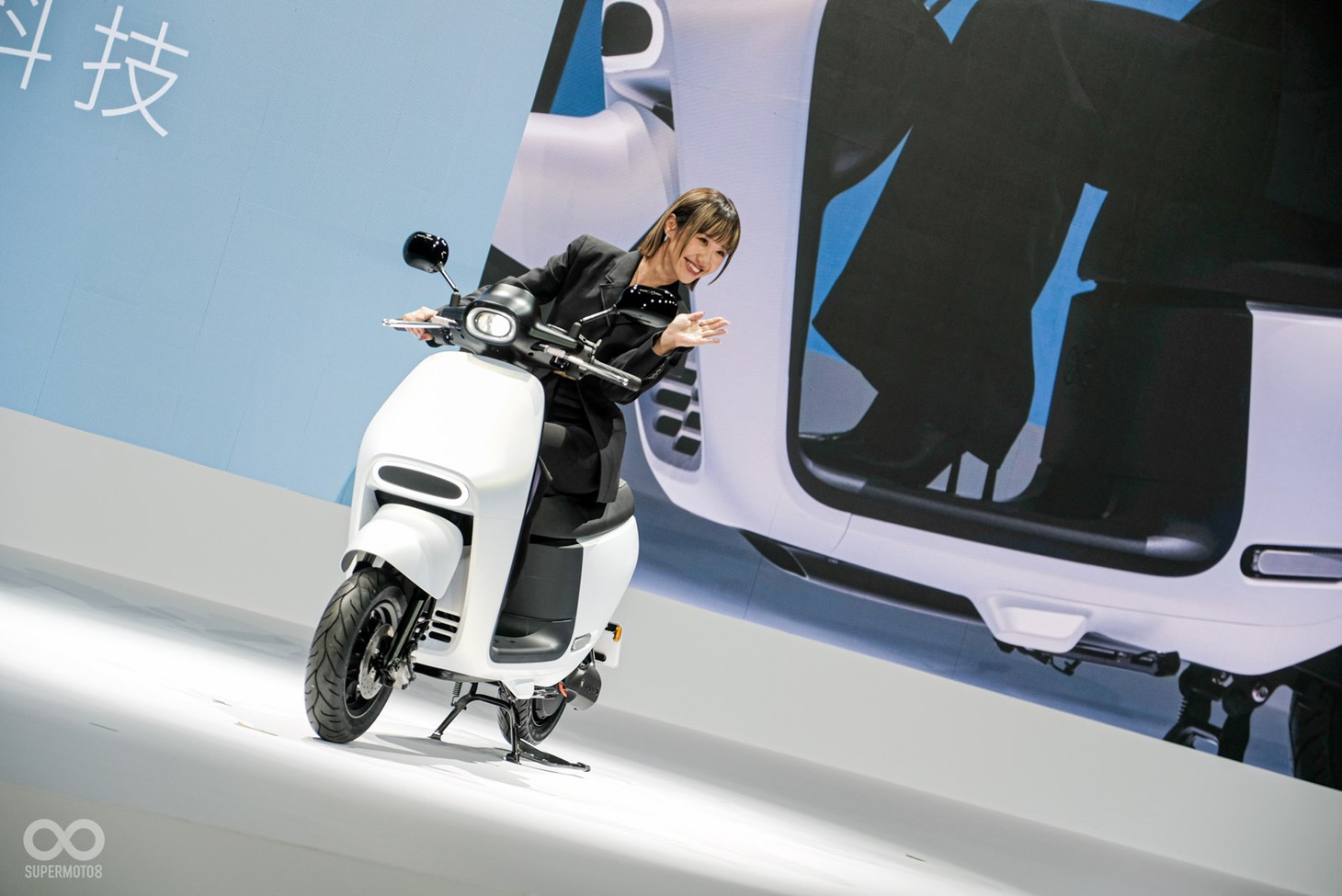 Hãng xe sắp vào Việt Nam ra mắt xe máy điện giá ngang Honda SH Mode, sàn để vừa vali 28inch, khay để cốc - Ảnh 2.