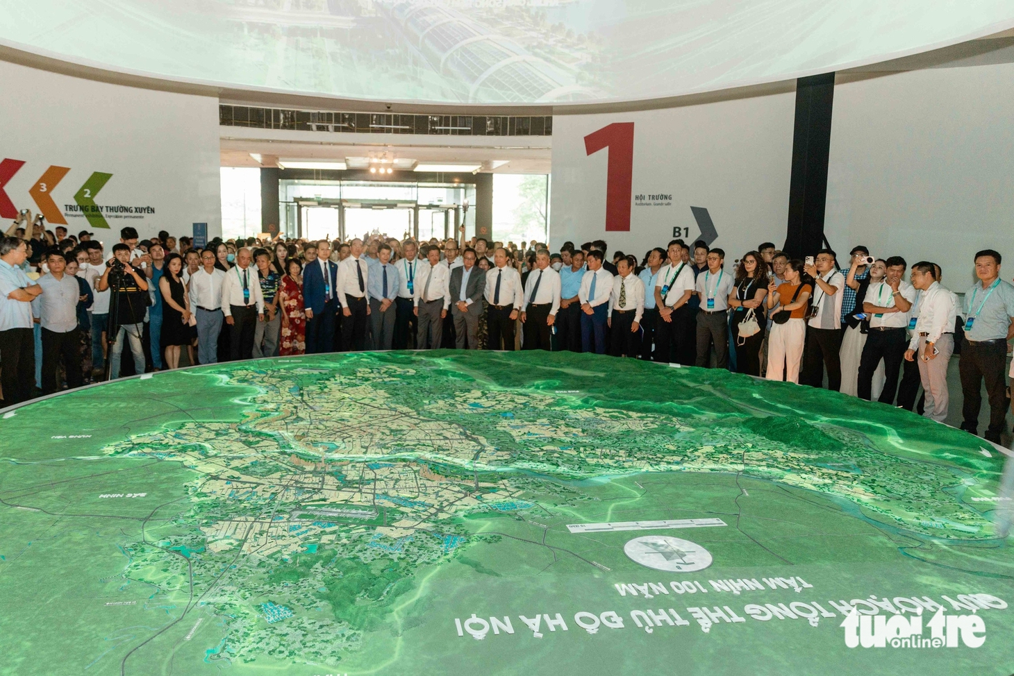 Hàng ngàn người dân đổ về Bảo tàng Hà Nội, xếp hàng xem bản quy hoạch thủ đô tầm nhìn 100 năm - Ảnh 2.