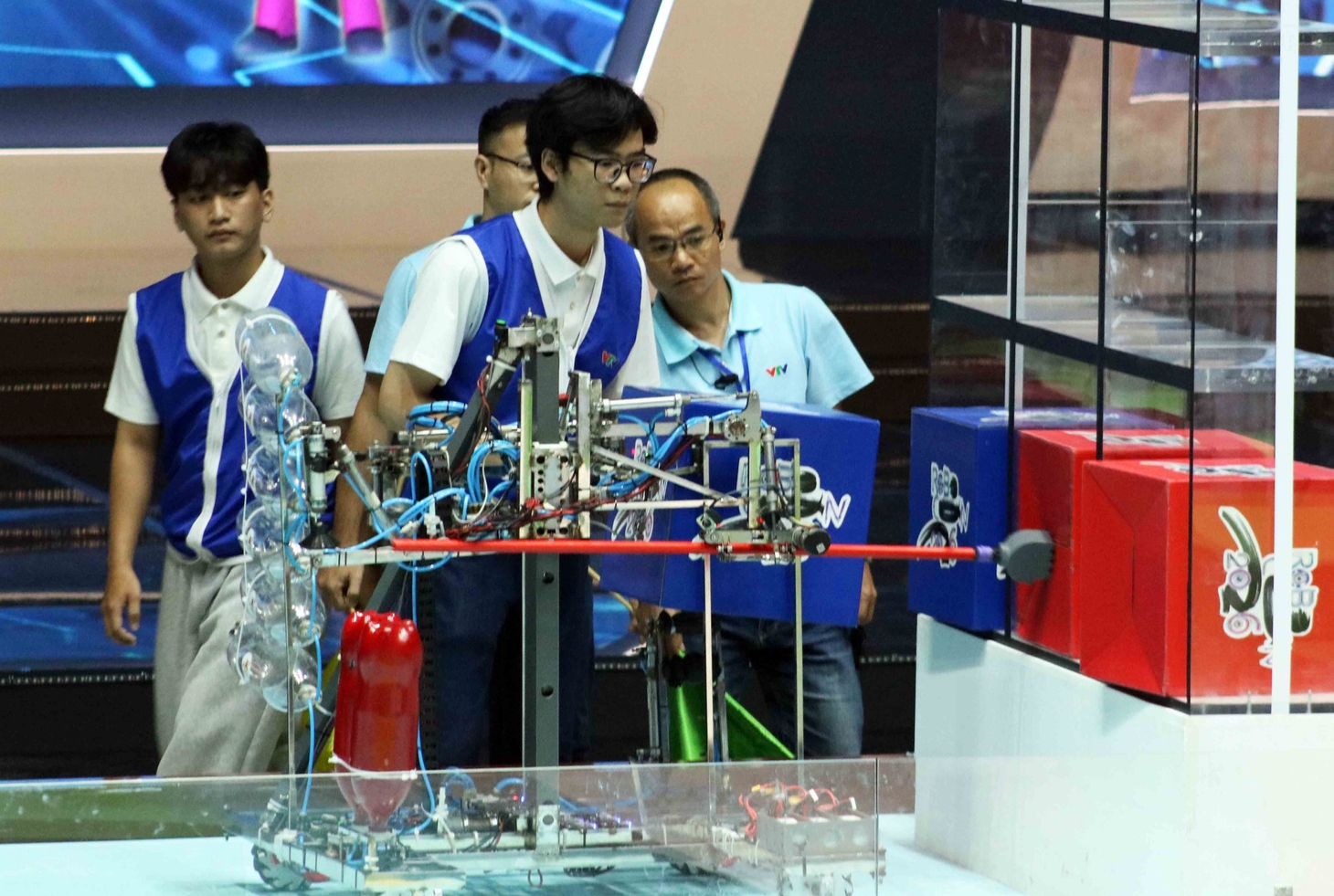 Trường cao đẳng chi 400 triệu đồng cho sinh viên thử nghiệm, tham gia Robocon 2026 - Ảnh 2.