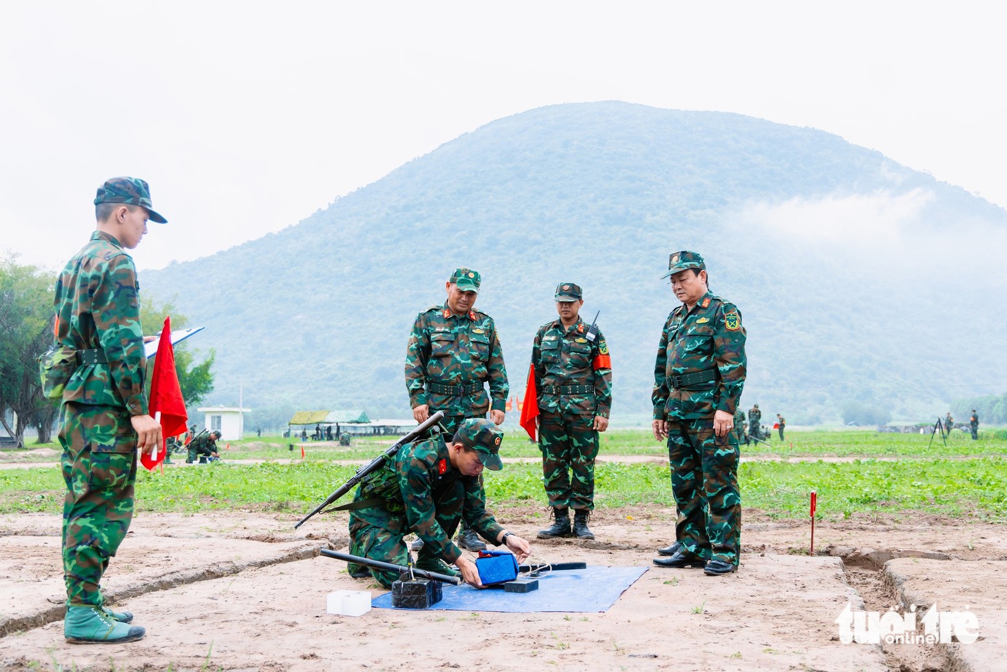 Chiến sĩ trẻ hào hứng vượt qua '3 tiếng nổ' đầu tiên trên thao trường núi Bà Đen - Ảnh 1.