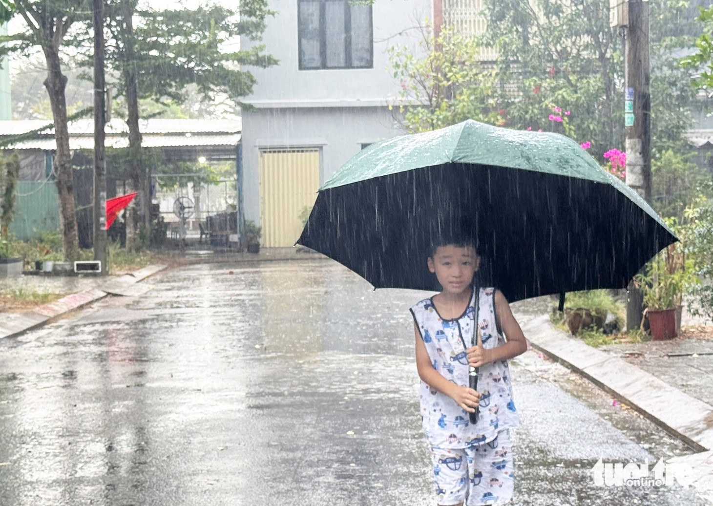 Mưa lớn giải nhiệt phía nam Đà Nẵng sau đợt nắng như đổ lửa - Ảnh 3.