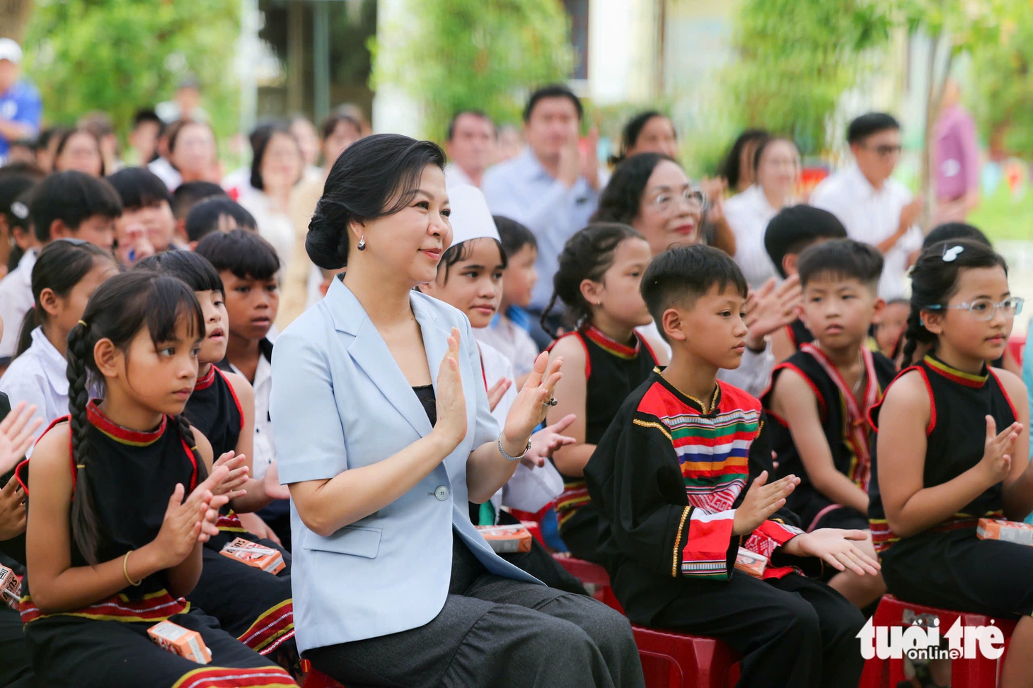 Khi mùa hè trẻ thơ mở ra từ sách, học bổng và yêu thương ở Trà My - Ảnh 2.