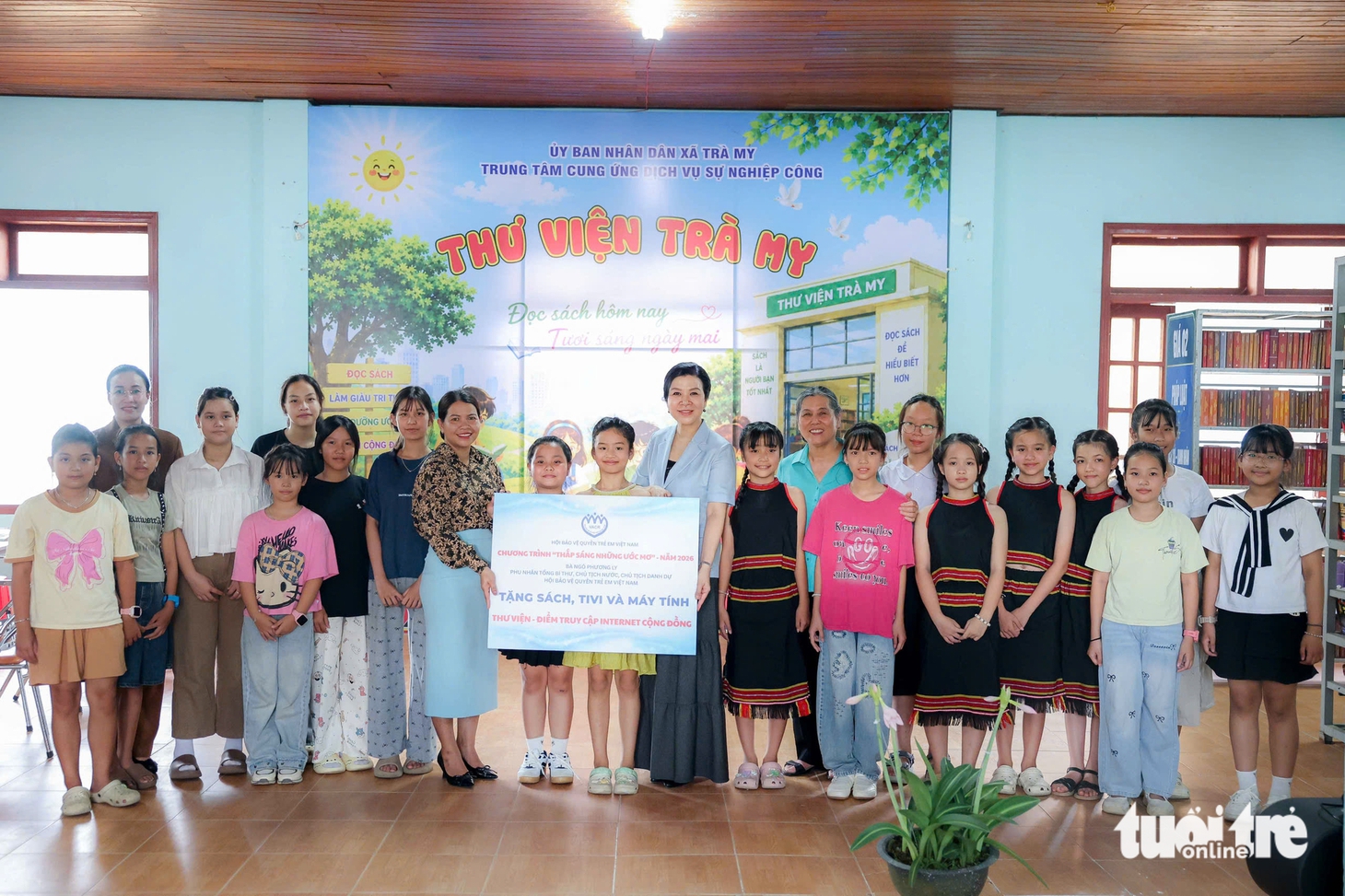 Khi mùa hè trẻ thơ mở ra từ sách, học bổng và yêu thương ở Trà My - Ảnh 4.