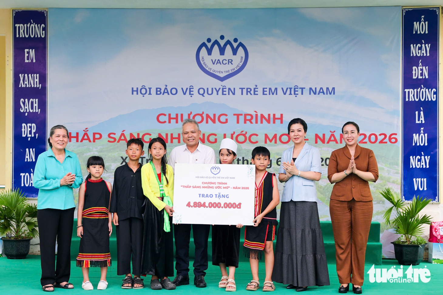 Khi mùa hè trẻ thơ mở ra từ sách, học bổng và yêu thương ở Trà My - Ảnh 9.