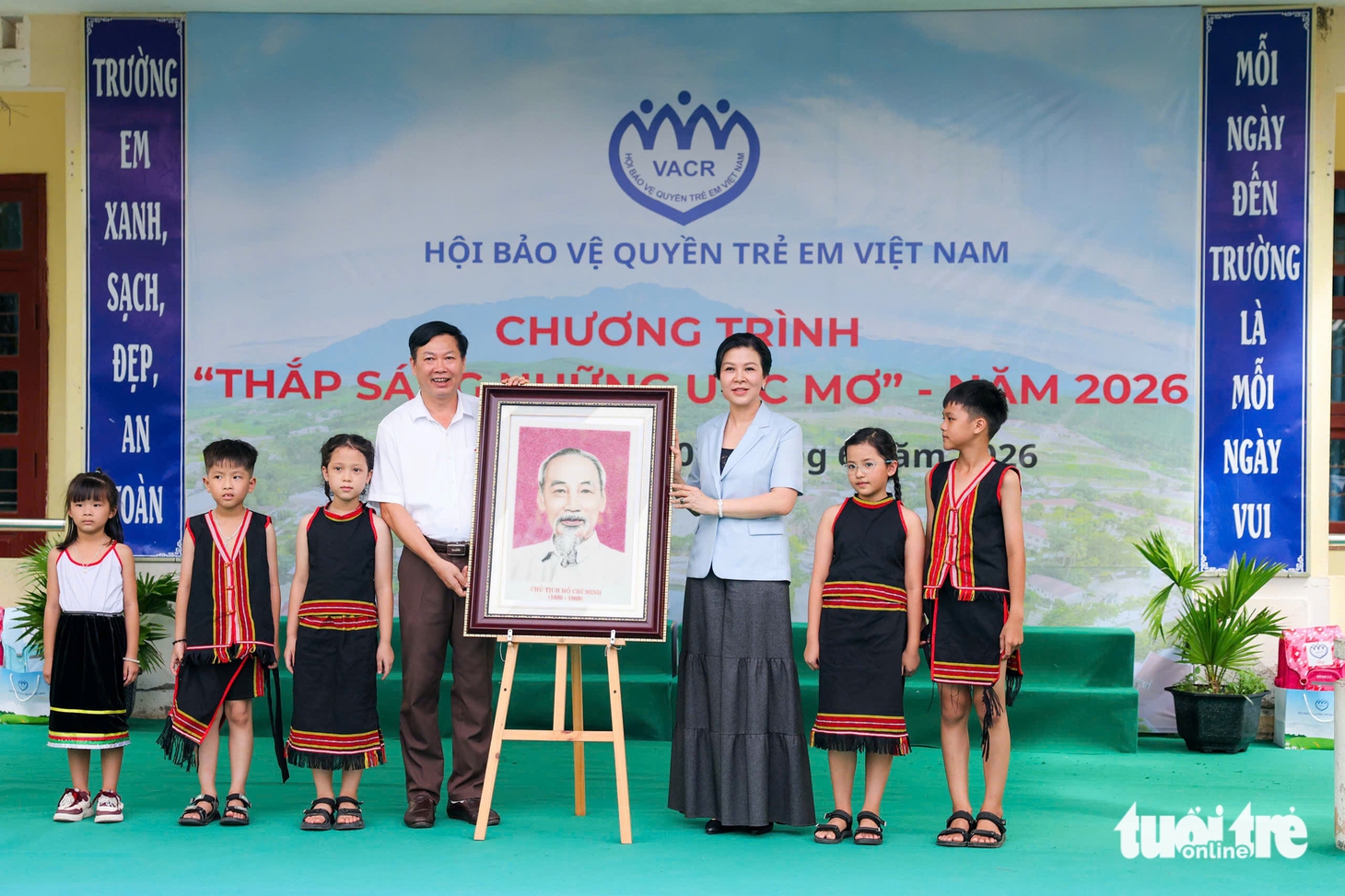 Khi mùa hè trẻ thơ mở ra từ sách, học bổng và yêu thương ở Trà My - Ảnh 10.