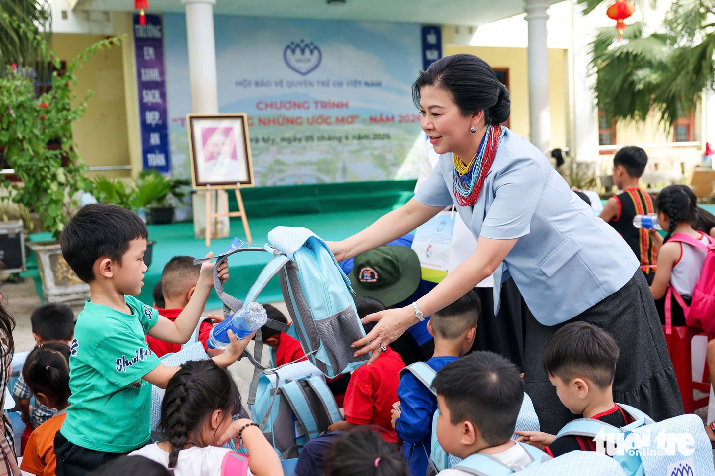 Khi mùa hè trẻ thơ mở ra từ sách, học bổng và yêu thương ở Trà My - Ảnh 13.