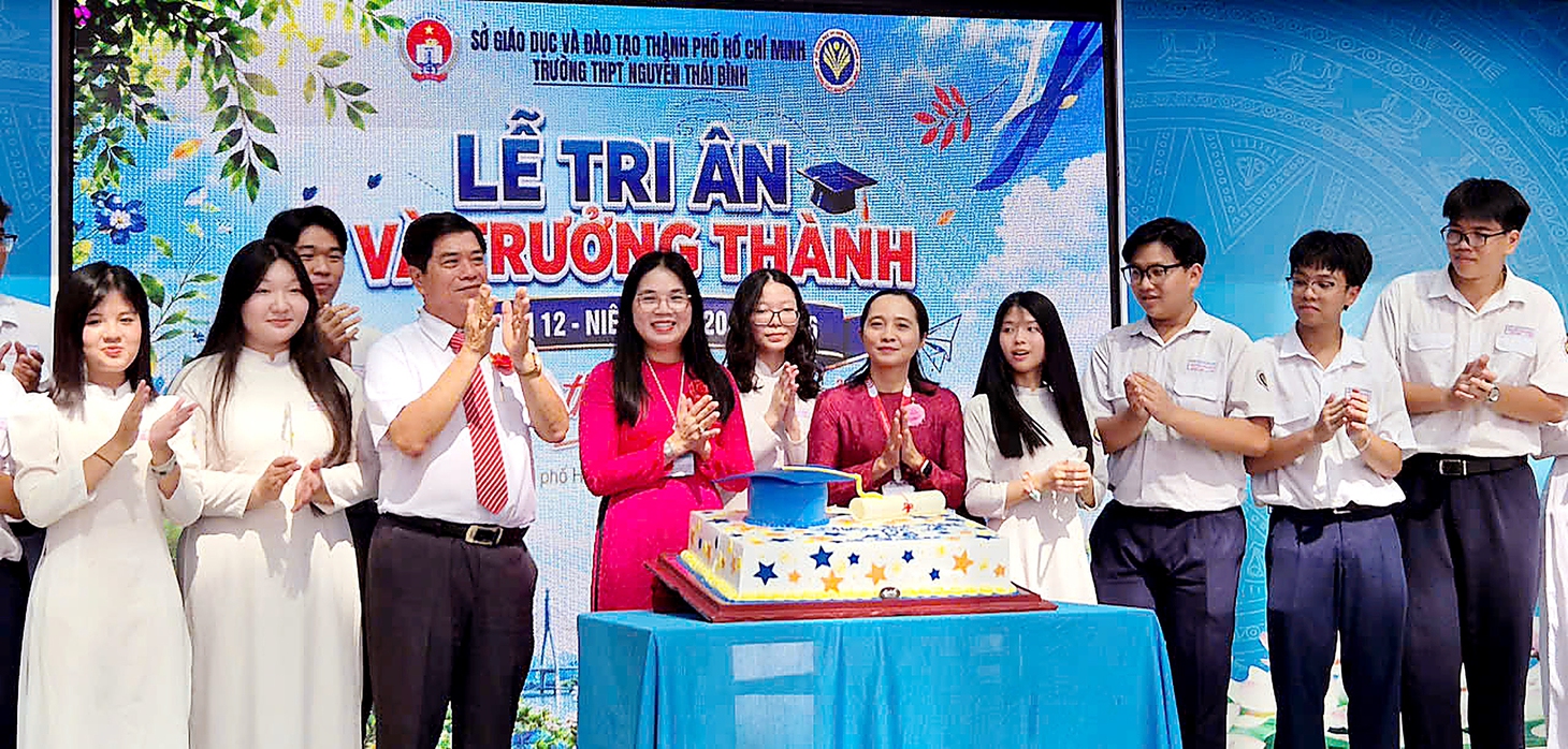 Lễ trưởng thành xúc động và lời dặn cô hiệu trưởng: 'Kiến thức giúp đi nhanh, nhân cách giúp đi xa' - Ảnh 1.