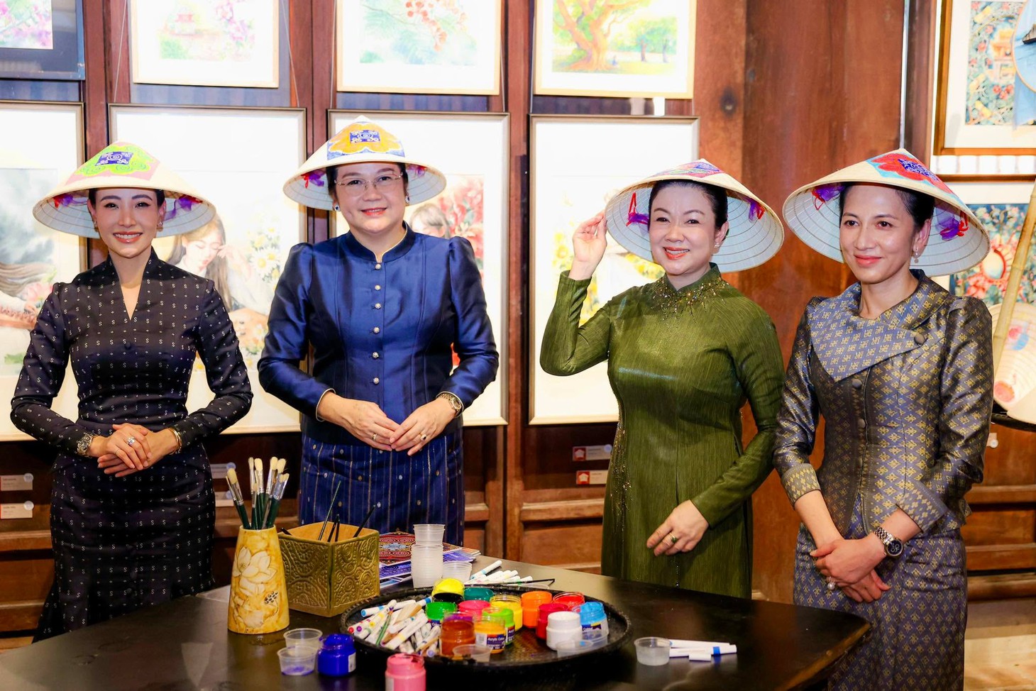 Phu nhân Thủ tướng Lê Minh Hưng cùng Phu nhân Thủ tướng 3 nước thăm Văn Miếu - Quốc Tử Giám - Ảnh 13.
