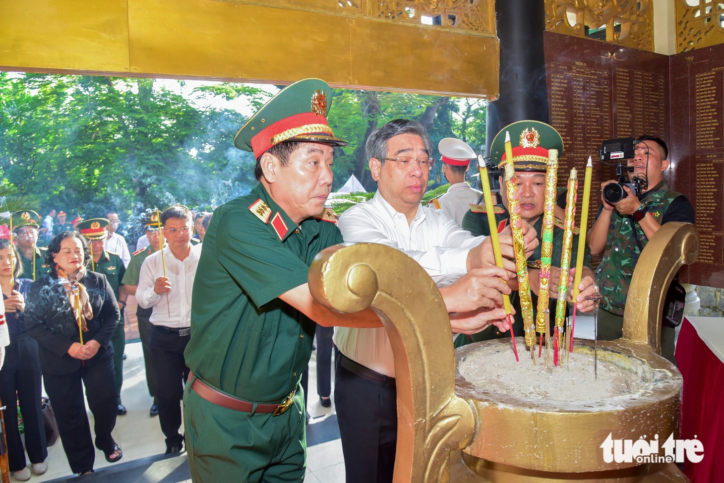 Phó thủ tướng Phạm Thị Thanh Trà dâng hoa tưởng niệm anh hùng liệt sĩ tại công viên Lê Thị Riêng - Ảnh 3.