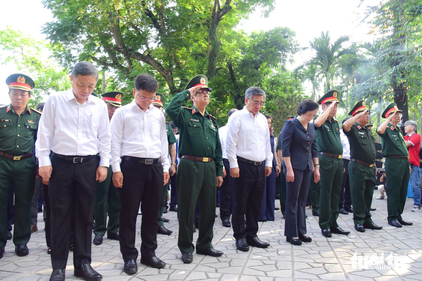 Phó thủ tướng Phạm Thị Thanh Trà dâng hoa tưởng niệm anh hùng liệt sĩ tại công viên Lê Thị Riêng - Ảnh 3.
