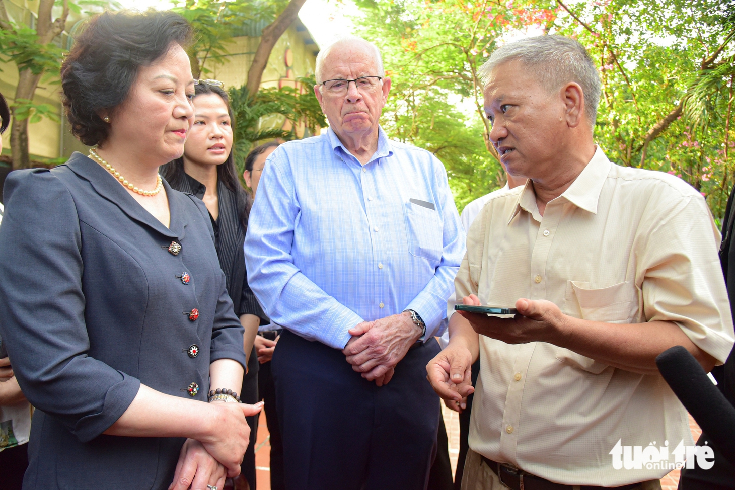 Phó thủ tướng Phạm Thị Thanh Trà dâng hoa tưởng niệm anh hùng liệt sĩ tại công viên Lê Thị Riêng - Ảnh 4.