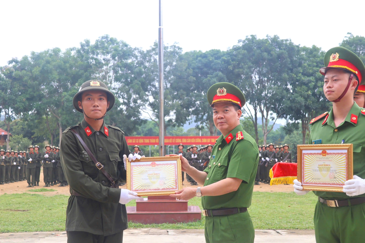 Hình ảnh cảnh sát cơ động huấn luyện cho chiến sĩ mới - Ảnh 13.