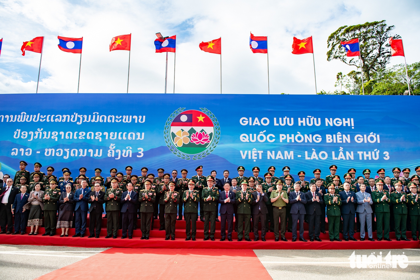 Đại tướng Phan Văn Giang và Đại tướng Khamliang Outhakaysone cùng nhân dân ném còn, nhảy sạp, múa Lamvong - Ảnh 1.