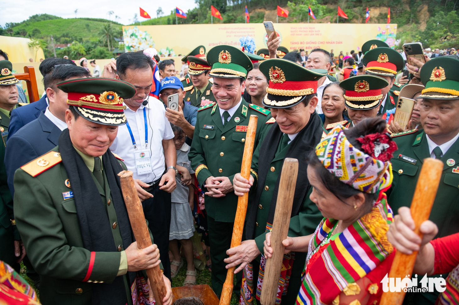 Đại tướng Phan Văn Giang và Đại tướng Khamliang Outhakaysone cùng nhân dân ném còn, nhảy sạp, múa Lamvong - Ảnh 5.