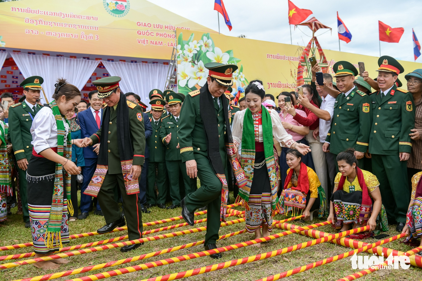 Đại tướng Phan Văn Giang và Đại tướng Khamliang Outhakaysone cùng nhân dân ném còn, nhảy sạp, múa Lamvong - Ảnh 8.