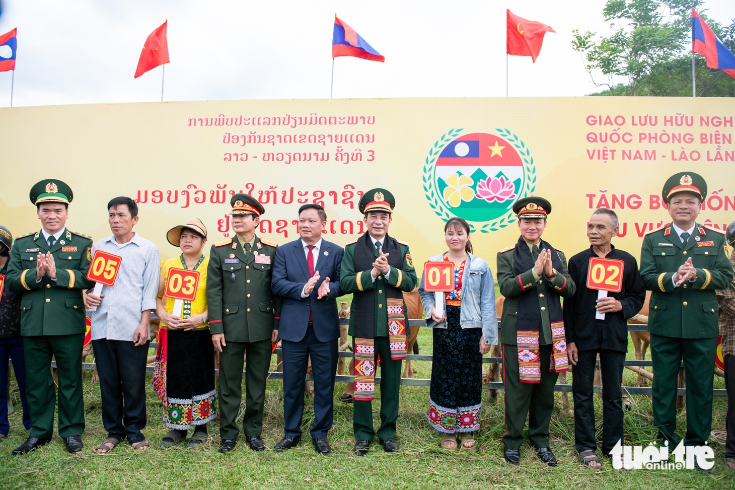 Đại tướng Phan Văn Giang và Đại tướng Khamliang Outhakaysone cùng nhân dân ném còn, nhảy sạp, múa Lamvong - Ảnh 9.
