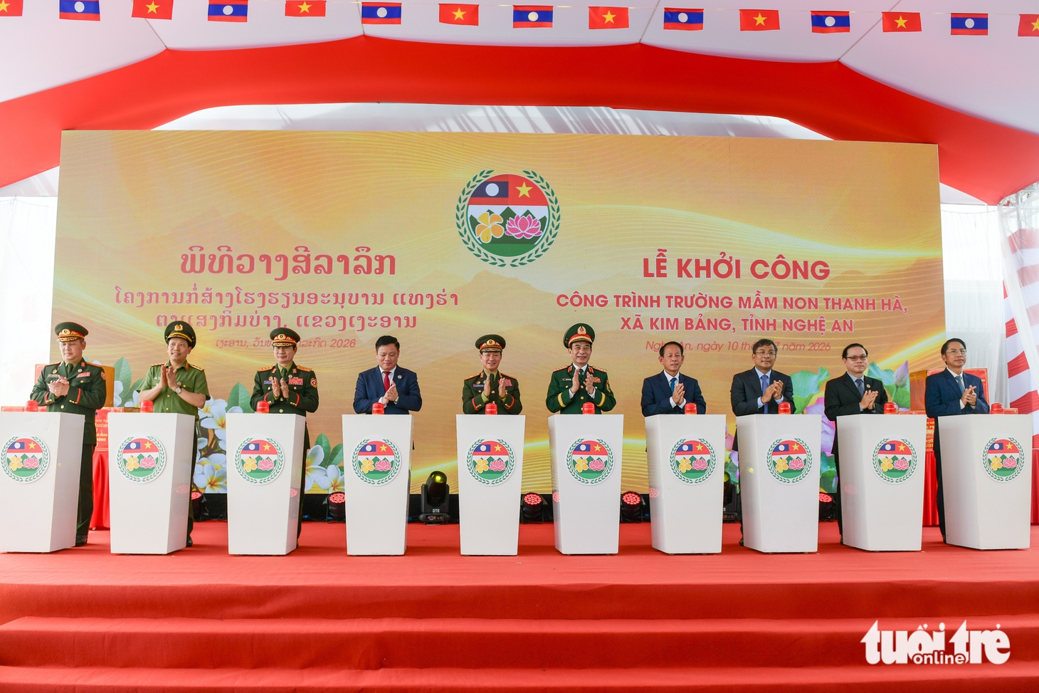Đại tướng Phan Văn Giang và Đại tướng Khamliang Outhakaysone cùng nhân dân ném còn, nhảy sạp, múa Lamvong - Ảnh 11.