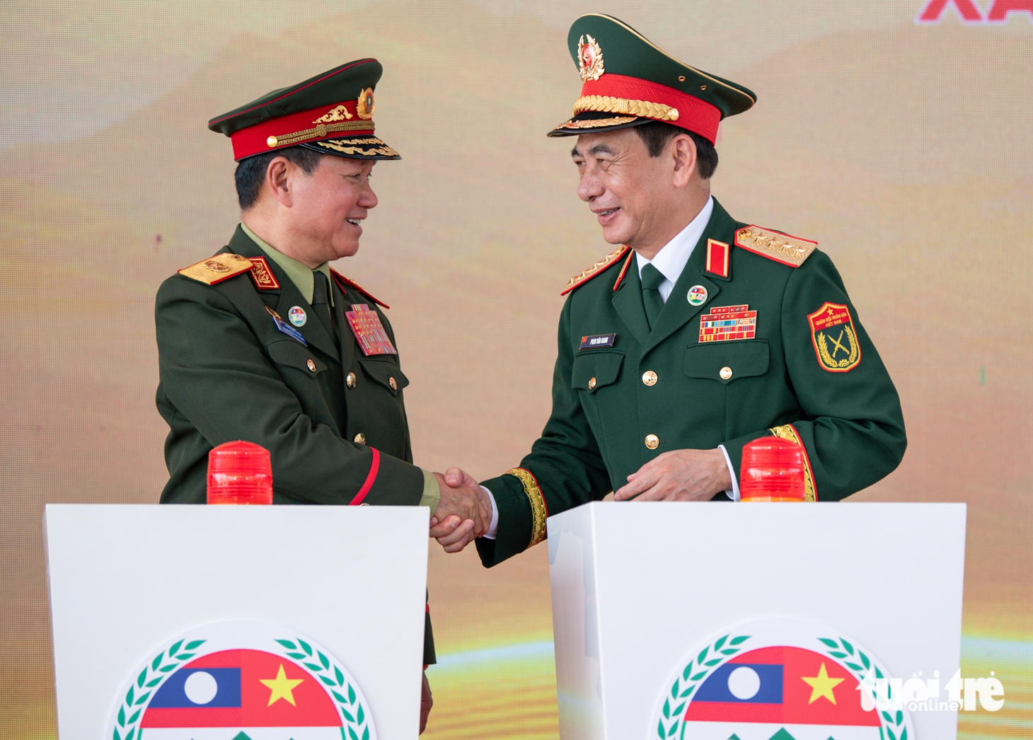 Đại tướng Phan Văn Giang và Đại tướng Khamliang Outhakaysone cùng nhân dân ném còn, nhảy sạp, múa Lamvong - Ảnh 12.
