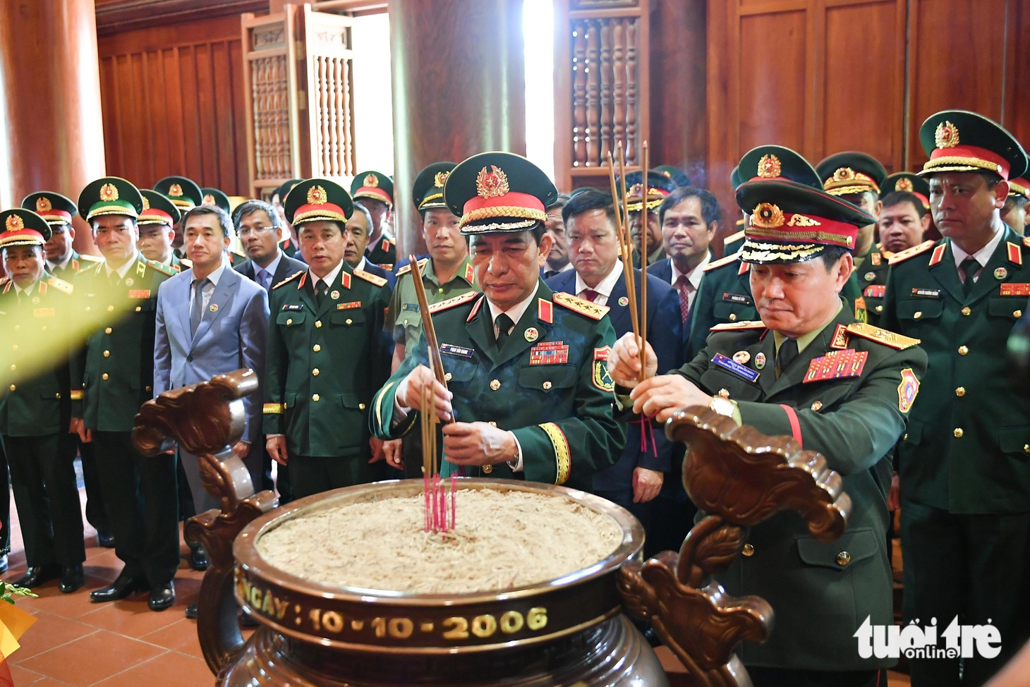 Đại tướng Phan Văn Giang và Đại tướng Khamliang Outhakaysone cùng nhân dân ném còn, nhảy sạp, múa Lamvong - Ảnh 13.