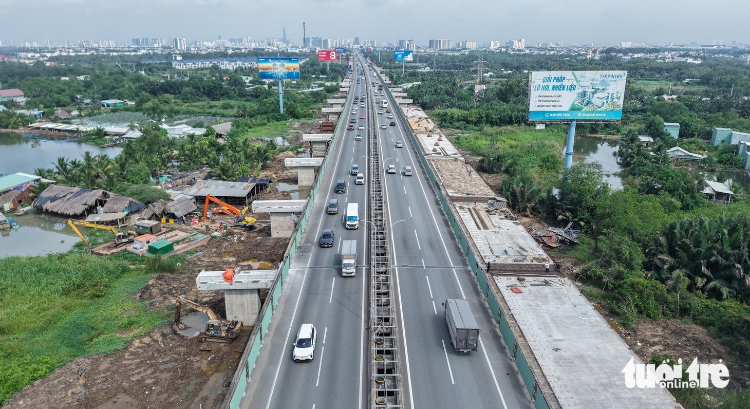 Những hình ảnh mới nhất trên đại công trường mở rộng cao tốc TP.HCM - Long Thành - Ảnh 1.