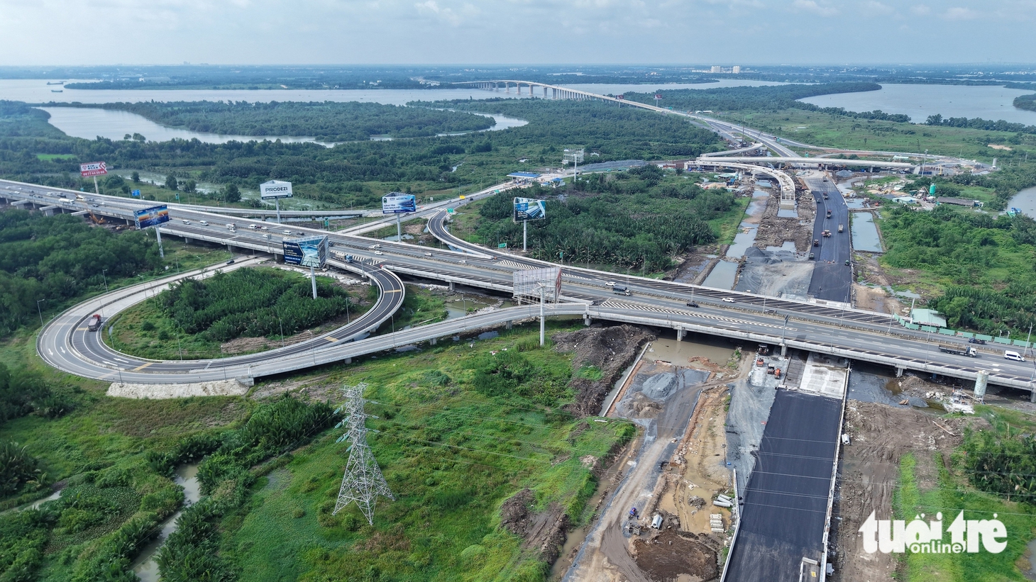 Những hình ảnh mới nhất trên đại công trường mở rộng cao tốc TP.HCM - Long Thành - Ảnh 3.