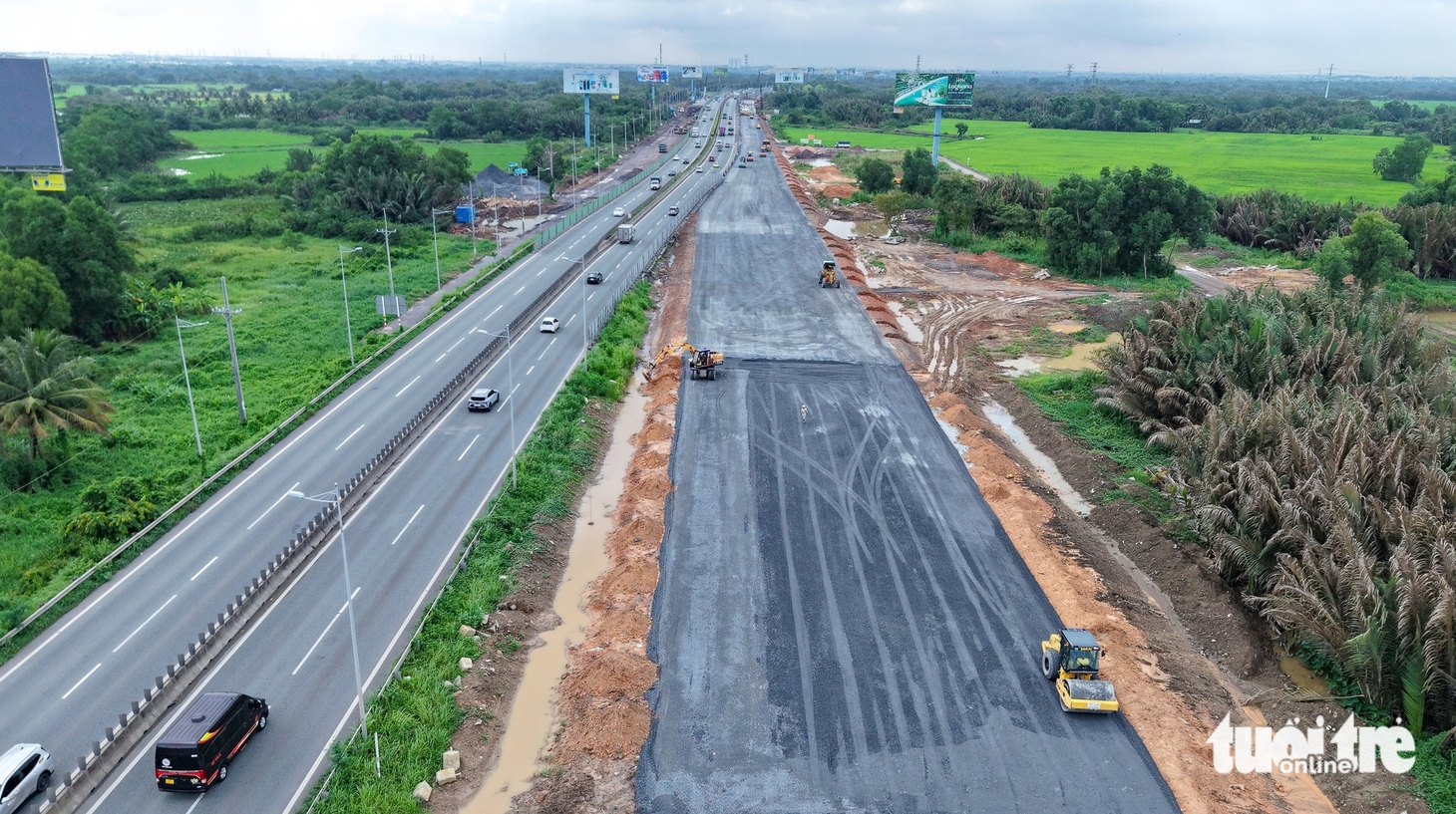 Những hình ảnh mới nhất trên đại công trường mở rộng cao tốc TP.HCM - Long Thành - Ảnh 12.