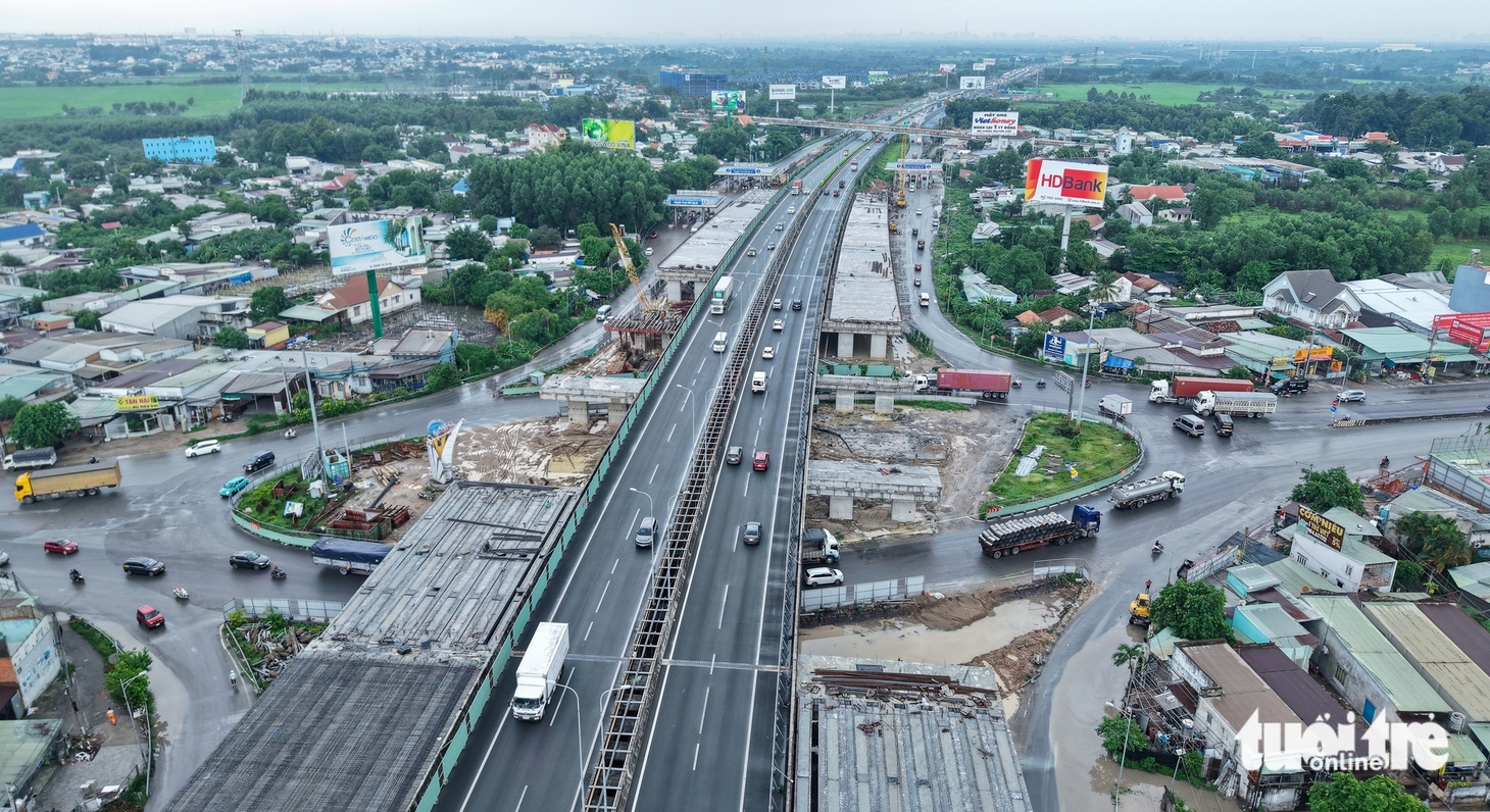 Những hình ảnh mới nhất trên đại công trường mở rộng cao tốc TP.HCM - Long Thành - Ảnh 13.