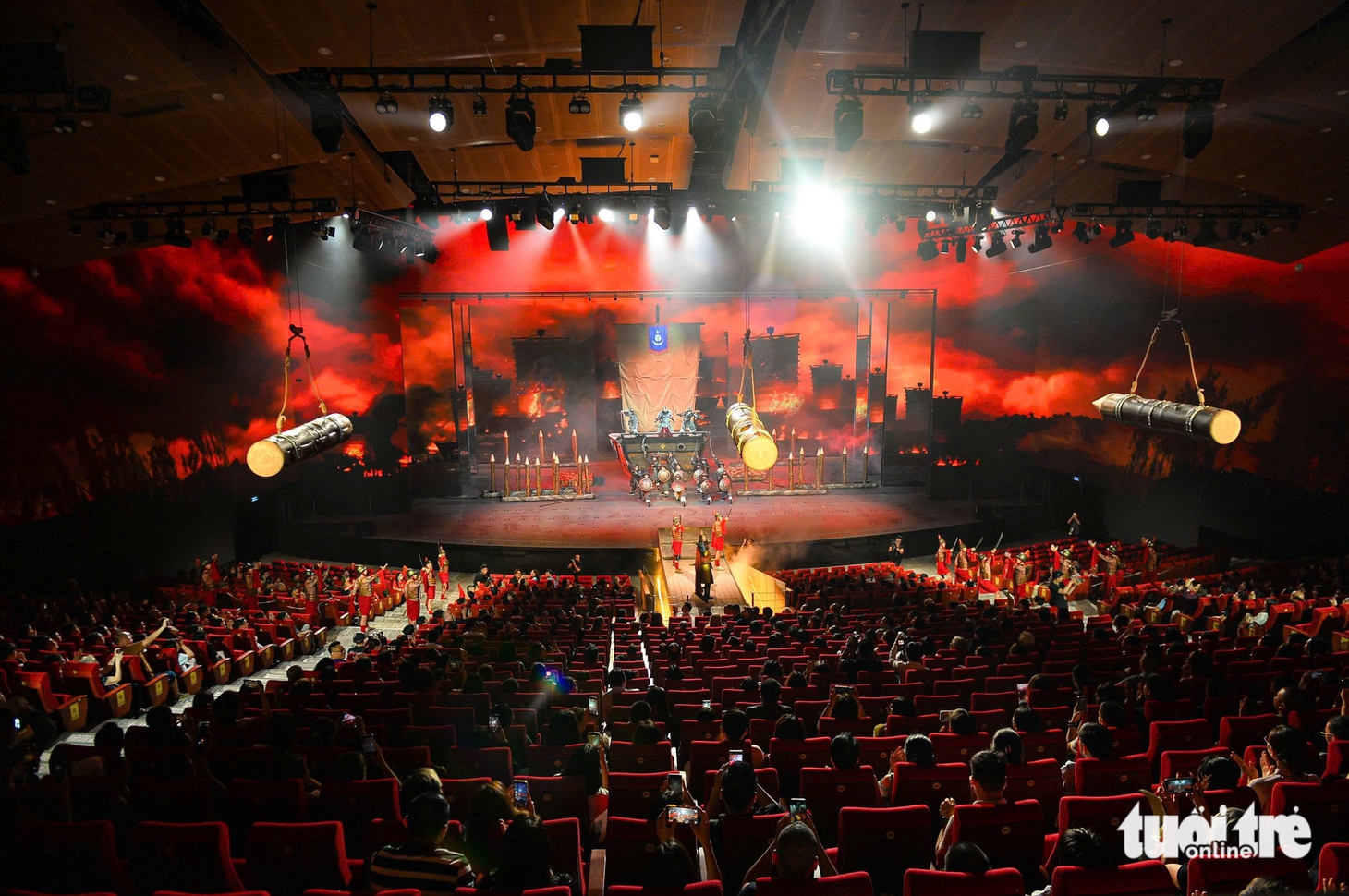 ‘Kỳ quan sân khấu’ Đất nước thiên hùng ca chính thức cập bến Vinpearl Theatre, xem không rời mắt, quá mãn nhãn - Ảnh 1.