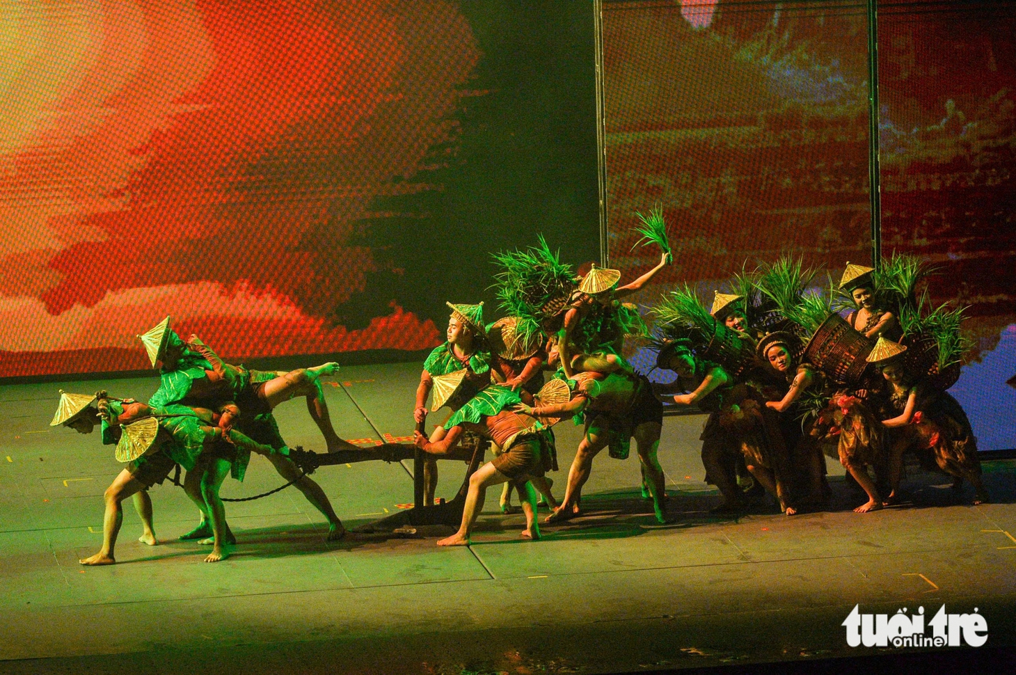 ‘Kỳ quan sân khấu’ Đất nước thiên hùng ca chính thức cập bến Vinpearl Theatre, xem không rời mắt, quá mãn nhãn - Ảnh 2.