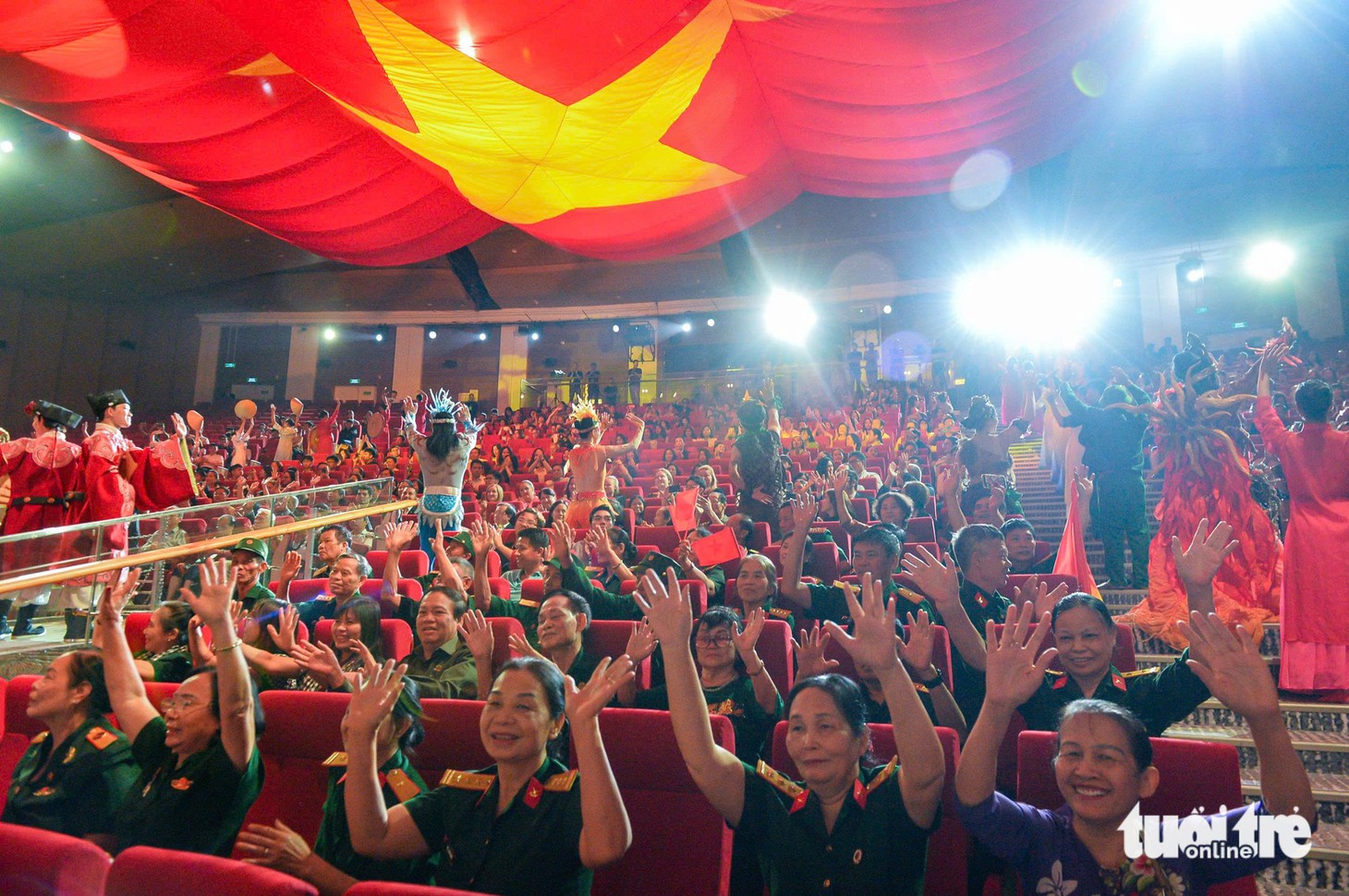 ‘Kỳ quan sân khấu’ Đất nước thiên hùng ca chính thức cập bến Vinpearl Theatre, xem không rời mắt, quá mãn nhãn - Ảnh 11.
